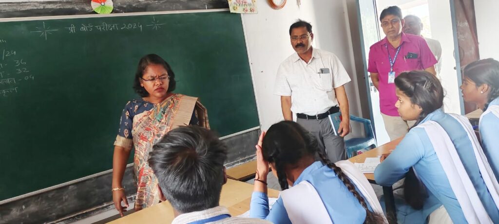 किरारी के सरकारी स्कूल में प्री बोर्ड परीक्षा का निरीक्षण किया कलेक्टर एवं जिला शिक्षा अधिकारी खरे ने, अधिकारियों ने कहा- विद्यालय बच्चों को करवा बोर्ड परीक्षाओं की बेहतर तैयारी किरारी के सरकारी स्कूल में प्री बोर्ड परीक्षा का निरीक्षण किया कलेक्टर एवं जिला शिक्षा अधिकारी खरे ने, अधिकारियों ने कहा- विद्यालय बच्चों को करवा बोर्ड परीक्षाओं की बेहतर तैयारी kshititech