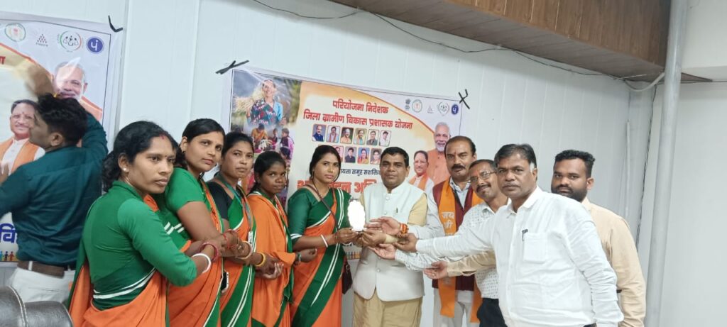 जिला कलेक्ट्रेट शक्ति के सभागार में शक्ति वंदन अभियान के तहत हुआ महिला स्व सहायता समूहो का सम्मेलन, जिला भाजपा कोषाध्यक्ष रामनरेश यादव रहे मुख्य अतिथि के रूप में मौजूद, श्री यादव ने कहा- मोदी की लखपति दीदी योजना के तहत महिलाएं बनेंगी आर्थिक रूप से मजबूत जिला कलेक्ट्रेट शक्ति के सभागार में शक्ति वंदन अभियान के तहत हुआ महिला स्व सहायता समूहो का सम्मेलन, जिला भाजपा कोषाध्यक्ष रामनरेश यादव रहे मुख्य अतिथि के रूप में मौजूद, श्री यादव ने कहा- मोदी की लखपति दीदी योजना के तहत महिलाएं बनेंगी आर्थिक रूप से मजबूत kshititech