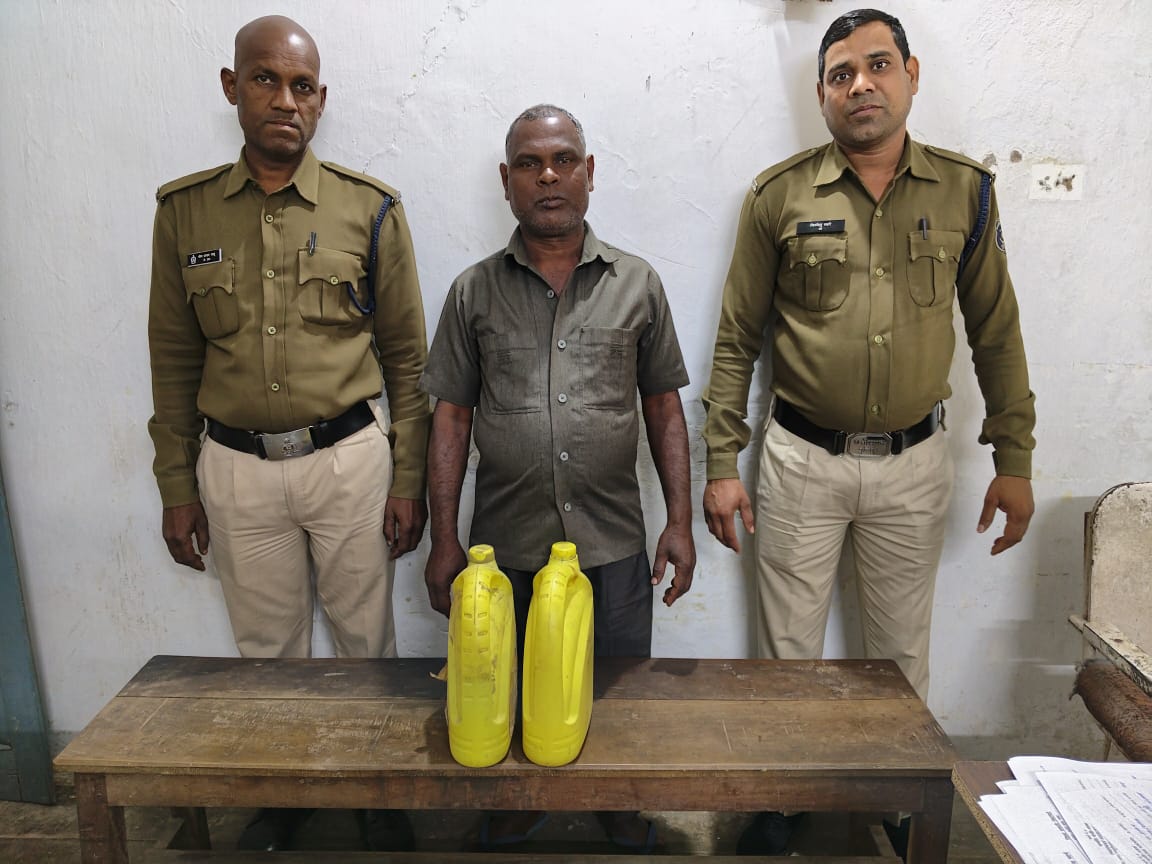 बाराद्वार पुलिस की सक्रियता- ग्रामीण इलाकों में अवैध महुआ शराब बिक्री करते आरोपी चढ़ा बाराद्वार पुलिस के हत्थे,टीआई गगन वाजपेई की करवाई, टीई वाजपेई ने कहा- नहीं बक्शे जायेंगे नशे के सौदागर,एसपी के निर्देशन में हो रही है कार्रवाई बाराद्वार पुलिस की सक्रियता- ग्रामीण इलाकों में अवैध महुआ शराब बिक्री करते आरोपी चढ़ा बाराद्वार पुलिस के हत्थे,टीआई गगन वाजपेई की करवाई, टीई वाजपेई ने कहा- नहीं बक्शे जायेंगे नशे के सौदागर,एसपी के निर्देशन में हो रही है कार्रवाई kshititech