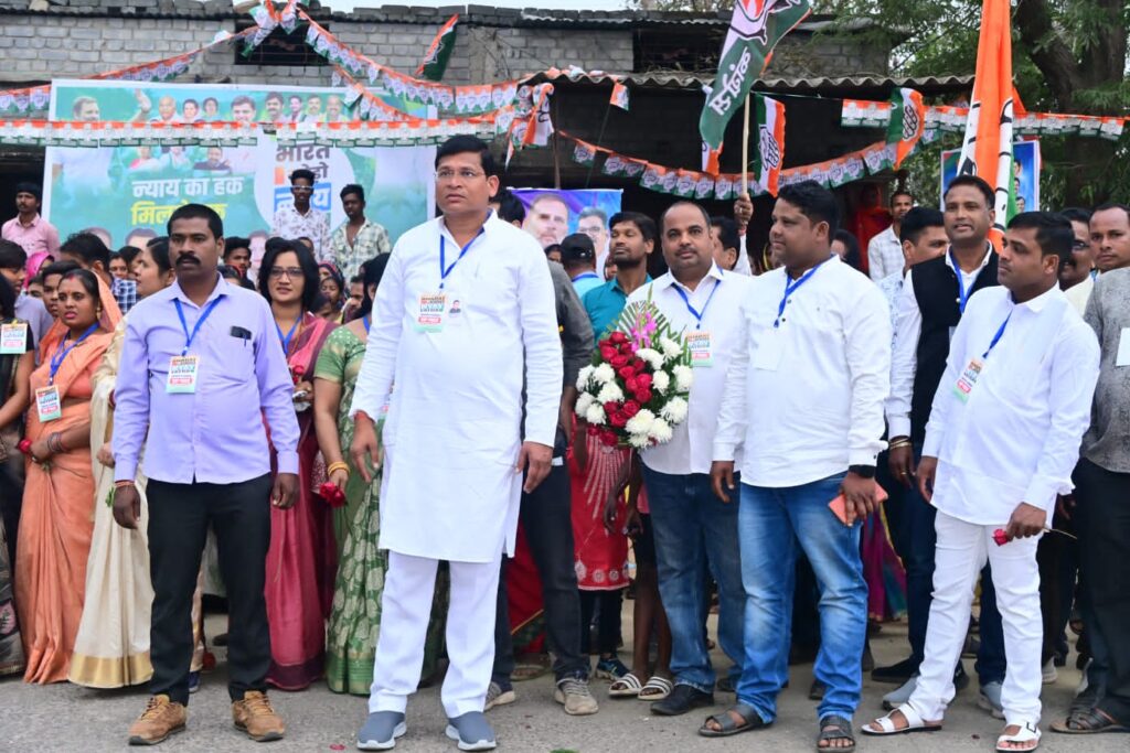 असौंदा में राहुल के स्वागत में खड़े रह गए लोग, नहीं रुका राहुल का काफिला, पूर्व जिला पंचायत सदस्य अमित राठौर एवं राजीव जायसवाल के नेतृत्व में हजारों कार्यकर्ता मायूस, स्थानीय विधायक महंत के प्रति कार्यकर्ताओं की भारी नाराजगी,असौन्दा के स्वागत कार्यक्रम में हजारों रुपए खर्च किए थे कार्यकर्ताओं ने, संगठन ने निर्धारित किया था असौन्दा में स्वागत कार्यक्रम असौंदा में राहुल के स्वागत में खड़े रह गए लोग, नहीं रुका राहुल का काफिला, पूर्व जिला पंचायत सदस्य अमित राठौर एवं राजीव जायसवाल के नेतृत्व में हजारों कार्यकर्ता मायूस, स्थानीय विधायक महंत के प्रति कार्यकर्ताओं की भारी नाराजगी,असौन्दा के स्वागत कार्यक्रम में हजारों रुपए खर्च किए थे कार्यकर्ताओं ने, संगठन ने निर्धारित किया था असौन्दा में स्वागत कार्यक्रम kshititech