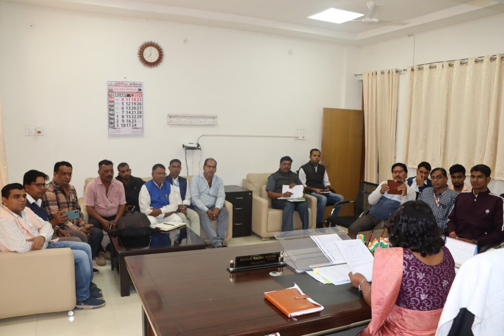 जिले की खबरें एक साथ- मुख्य चिकित्सा अधिकारी की उपस्थिति में खैरा में स्वस्थ जीवन शैली पर स्वास्थ्य शिविर का हुआ आयोजन, पीएम आवास एवं महतारी वंदन के लिए कलेक्टर का सख्त निर्देश- फील्ड में जाएं करें निरीक्षण, नहीं चलेगी लापरवाही, निर्माण संबंधी शिकायतें मिलने पर होगी अधिकारियों के खिलाफ कार्रवाई,दफ्तरों से बाहर निर्माण कार्यों का निरीक्षण करने की फुर्सत नहीं है अधिकारियों को, लोकसभा चुनाव को लेकर मतदाता सूची का अंतिम प्रकाशन, कलेक्टर की प्रेस वार्ता जिले की खबरें एक साथ- मुख्य चिकित्सा अधिकारी की उपस्थिति में खैरा में स्वस्थ जीवन शैली पर स्वास्थ्य शिविर का हुआ आयोजन, पीएम आवास एवं महतारी वंदन के लिए कलेक्टर का सख्त निर्देश- फील्ड में जाएं करें निरीक्षण, नहीं चलेगी लापरवाही, निर्माण संबंधी शिकायतें मिलने पर होगी अधिकारियों के खिलाफ कार्रवाई,दफ्तरों से बाहर निर्माण कार्यों का निरीक्षण करने की फुर्सत नहीं है अधिकारियों को, लोकसभा चुनाव को लेकर मतदाता सूची का अंतिम प्रकाशन, कलेक्टर की प्रेस वार्ता kshititech