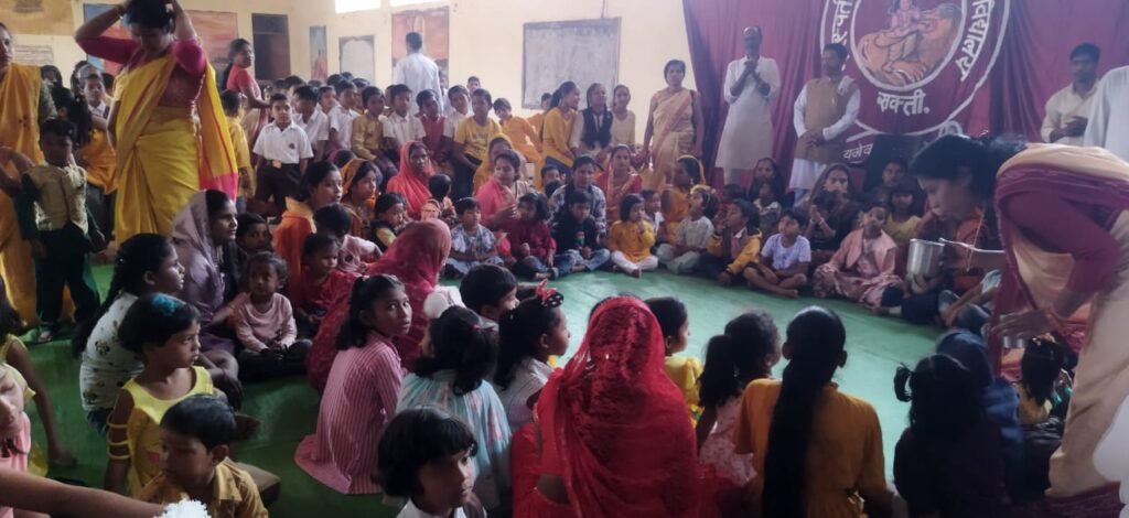 ज्ञान की देवी की हुई आराधना- शक्ति के सरस्वती शिशु मंदिर में बसंत पंचमी पर हुआ पूजन- अर्चना एवं विद्यारंभ कार्यक्रम, बच्चों को स्लेट- पेंसिल देकर मंत्रोचार से हुई वीणा वादिनी की आराधना, वीणा वादिनी की आराधना में लीन रहे विद्यालय के बच्चे, विद्यालय के कोषाध्यक्ष रामअवतार अग्रवाल ने कहा- मां सरस्वती की आराधना से मिलता है ज्ञान का भंडार ज्ञान की देवी की हुई आराधना- शक्ति के सरस्वती शिशु मंदिर में बसंत पंचमी पर हुआ पूजन- अर्चना एवं विद्यारंभ कार्यक्रम, बच्चों को स्लेट- पेंसिल देकर मंत्रोचार से हुई वीणा वादिनी की आराधना, वीणा वादिनी की आराधना में लीन रहे विद्यालय के बच्चे, विद्यालय के कोषाध्यक्ष रामअवतार अग्रवाल ने कहा- मां सरस्वती की आराधना से मिलता है ज्ञान का भंडार kshititech