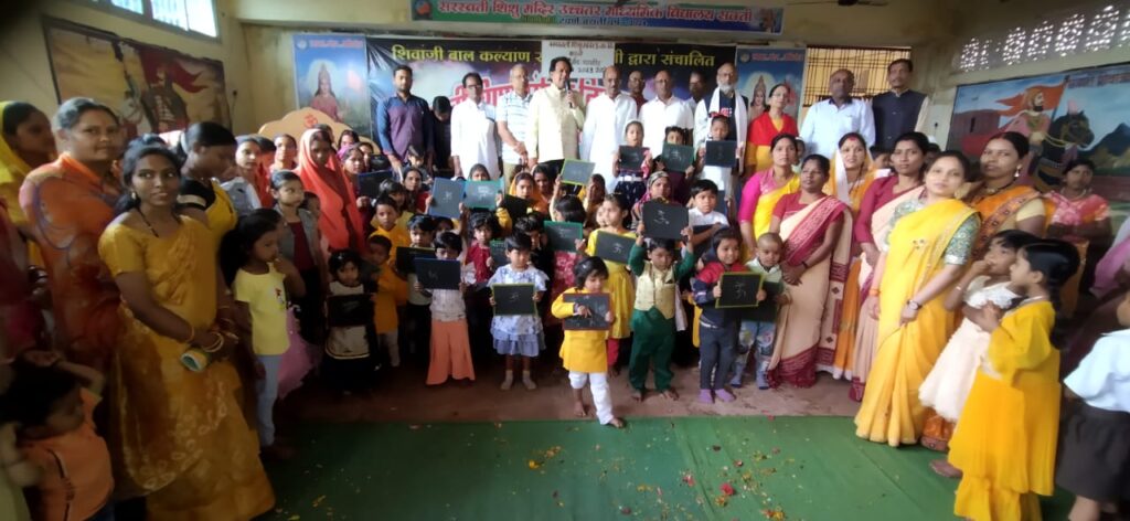 ज्ञान की देवी की हुई आराधना- शक्ति के सरस्वती शिशु मंदिर में बसंत पंचमी पर हुआ पूजन- अर्चना एवं विद्यारंभ कार्यक्रम, बच्चों को स्लेट- पेंसिल देकर मंत्रोचार से हुई वीणा वादिनी की आराधना, वीणा वादिनी की आराधना में लीन रहे विद्यालय के बच्चे, विद्यालय के कोषाध्यक्ष रामअवतार अग्रवाल ने कहा- मां सरस्वती की आराधना से मिलता है ज्ञान का भंडार ज्ञान की देवी की हुई आराधना- शक्ति के सरस्वती शिशु मंदिर में बसंत पंचमी पर हुआ पूजन- अर्चना एवं विद्यारंभ कार्यक्रम, बच्चों को स्लेट- पेंसिल देकर मंत्रोचार से हुई वीणा वादिनी की आराधना, वीणा वादिनी की आराधना में लीन रहे विद्यालय के बच्चे, विद्यालय के कोषाध्यक्ष रामअवतार अग्रवाल ने कहा- मां सरस्वती की आराधना से मिलता है ज्ञान का भंडार kshititech