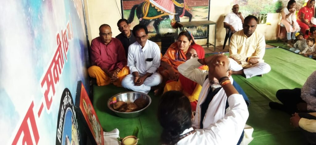 ज्ञान की देवी की हुई आराधना- शक्ति के सरस्वती शिशु मंदिर में बसंत पंचमी पर हुआ पूजन- अर्चना एवं विद्यारंभ कार्यक्रम, बच्चों को स्लेट- पेंसिल देकर मंत्रोचार से हुई वीणा वादिनी की आराधना, वीणा वादिनी की आराधना में लीन रहे विद्यालय के बच्चे, विद्यालय के कोषाध्यक्ष रामअवतार अग्रवाल ने कहा- मां सरस्वती की आराधना से मिलता है ज्ञान का भंडार ज्ञान की देवी की हुई आराधना- शक्ति के सरस्वती शिशु मंदिर में बसंत पंचमी पर हुआ पूजन- अर्चना एवं विद्यारंभ कार्यक्रम, बच्चों को स्लेट- पेंसिल देकर मंत्रोचार से हुई वीणा वादिनी की आराधना, वीणा वादिनी की आराधना में लीन रहे विद्यालय के बच्चे, विद्यालय के कोषाध्यक्ष रामअवतार अग्रवाल ने कहा- मां सरस्वती की आराधना से मिलता है ज्ञान का भंडार kshititech