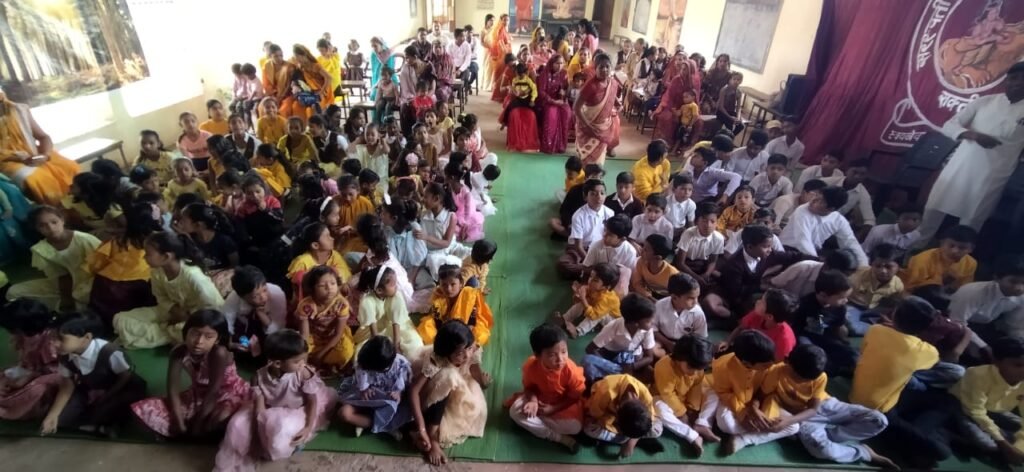 ज्ञान की देवी की हुई आराधना- शक्ति के सरस्वती शिशु मंदिर में बसंत पंचमी पर हुआ पूजन- अर्चना एवं विद्यारंभ कार्यक्रम, बच्चों को स्लेट- पेंसिल देकर मंत्रोचार से हुई वीणा वादिनी की आराधना, वीणा वादिनी की आराधना में लीन रहे विद्यालय के बच्चे, विद्यालय के कोषाध्यक्ष रामअवतार अग्रवाल ने कहा- मां सरस्वती की आराधना से मिलता है ज्ञान का भंडार ज्ञान की देवी की हुई आराधना- शक्ति के सरस्वती शिशु मंदिर में बसंत पंचमी पर हुआ पूजन- अर्चना एवं विद्यारंभ कार्यक्रम, बच्चों को स्लेट- पेंसिल देकर मंत्रोचार से हुई वीणा वादिनी की आराधना, वीणा वादिनी की आराधना में लीन रहे विद्यालय के बच्चे, विद्यालय के कोषाध्यक्ष रामअवतार अग्रवाल ने कहा- मां सरस्वती की आराधना से मिलता है ज्ञान का भंडार kshititech