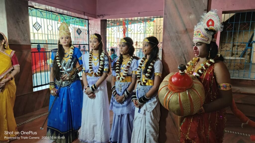 माता परमेश्वरी की ऐतिहासिक शोभायात्रा- शक्ति के देवांगन युवा संगठन ने मनाया कुलदेवी माता परमेश्वरी देवी का भव्य महोत्सव,शहर में निकली शोभा यात्रा का जगह-जगह हुआ आत्मीय स्वागत, देवांगन युवा संगठन ने दिया पर्यावरण संरक्षण एवं पानी बचाओ का संदेश, शोभायात्रा में पहुंचे छत्तीसगढ़ के प्रसिद्ध भजन गायक देवेश शर्मा kshititech