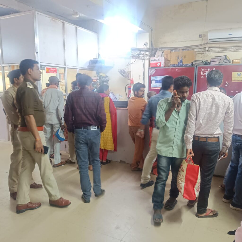 महतो सुधारेंगे शक्ति शहर सहित जिले की यातायात व्यवस्था, एसपी अंकिता के निर्देश पर बैंकों एवं सरकारी दफ्तरों के प्रमुखों के साथ बैठक की यातायात प्रभारी महतो ने, आए दिन शहर की सड़कों पर लगता है बढ़ा जाम, शहर में चला यातायात जागरूकता अभियान, दबंग यातायात प्रभारी की करी है पुलिस मुखिया ने नियुक्ति,महतो ने कहा-सड़कों पर वाहन खड़ा न करने दी जा रही समझाइश,बाद में की जाएगी चालानी कारवाई महतो सुधारेंगे शक्ति शहर सहित जिले की यातायात व्यवस्था, एसपी अंकिता के निर्देश पर बैंकों एवं सरकारी दफ्तरों के प्रमुखों के साथ बैठक की यातायात प्रभारी महतो ने, आए दिन शहर की सड़कों पर लगता है बढ़ा जाम, शहर में चला यातायात जागरूकता अभियान, दबंग यातायात प्रभारी की करी है पुलिस मुखिया ने नियुक्ति,महतो ने कहा-सड़कों पर वाहन खड़ा न करने दी जा रही समझाइश,बाद में की जाएगी चालानी कारवाई kshititech