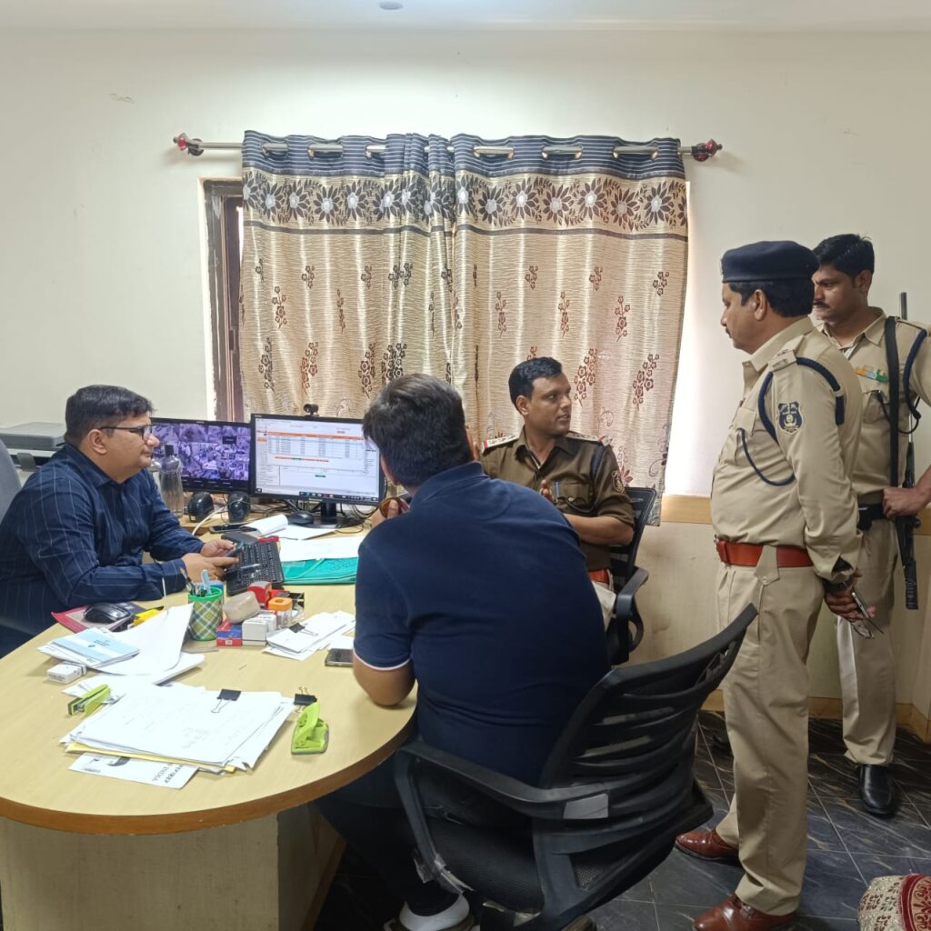 महतो सुधारेंगे शक्ति शहर सहित जिले की यातायात व्यवस्था, एसपी अंकिता के निर्देश पर बैंकों एवं सरकारी दफ्तरों के प्रमुखों के साथ बैठक की यातायात प्रभारी महतो ने, आए दिन शहर की सड़कों पर लगता है बढ़ा जाम, शहर में चला यातायात जागरूकता अभियान, दबंग यातायात प्रभारी की करी है पुलिस मुखिया ने नियुक्ति,महतो ने कहा-सड़कों पर वाहन खड़ा न करने दी जा रही समझाइश,बाद में की जाएगी चालानी कारवाई महतो सुधारेंगे शक्ति शहर सहित जिले की यातायात व्यवस्था, एसपी अंकिता के निर्देश पर बैंकों एवं सरकारी दफ्तरों के प्रमुखों के साथ बैठक की यातायात प्रभारी महतो ने, आए दिन शहर की सड़कों पर लगता है बढ़ा जाम, शहर में चला यातायात जागरूकता अभियान, दबंग यातायात प्रभारी की करी है पुलिस मुखिया ने नियुक्ति,महतो ने कहा-सड़कों पर वाहन खड़ा न करने दी जा रही समझाइश,बाद में की जाएगी चालानी कारवाई kshititech