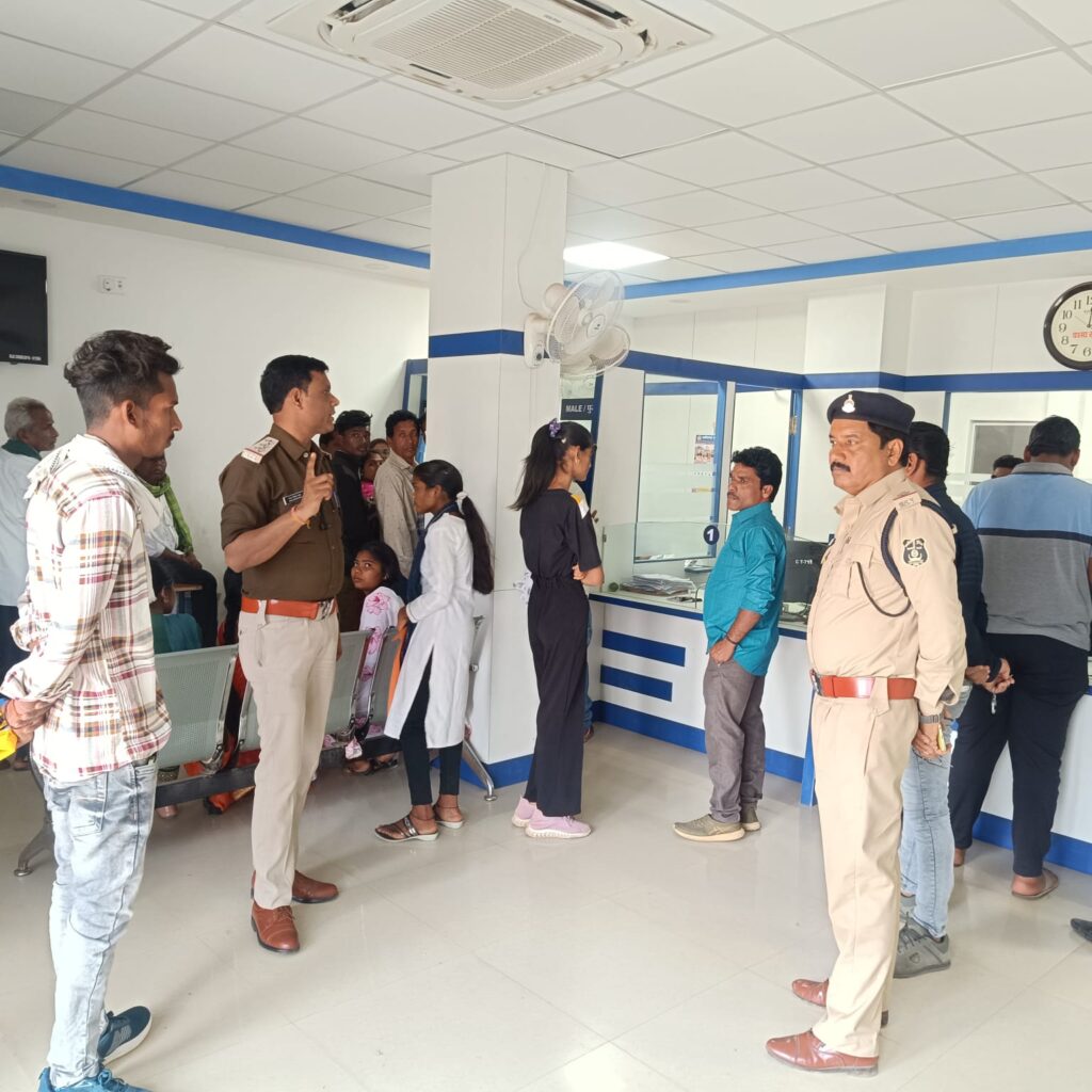 महतो सुधारेंगे शक्ति शहर सहित जिले की यातायात व्यवस्था, एसपी अंकिता के निर्देश पर बैंकों एवं सरकारी दफ्तरों के प्रमुखों के साथ बैठक की यातायात प्रभारी महतो ने, आए दिन शहर की सड़कों पर लगता है बढ़ा जाम, शहर में चला यातायात जागरूकता अभियान, दबंग यातायात प्रभारी की करी है पुलिस मुखिया ने नियुक्ति,महतो ने कहा-सड़कों पर वाहन खड़ा न करने दी जा रही समझाइश,बाद में की जाएगी चालानी कारवाई महतो सुधारेंगे शक्ति शहर सहित जिले की यातायात व्यवस्था, एसपी अंकिता के निर्देश पर बैंकों एवं सरकारी दफ्तरों के प्रमुखों के साथ बैठक की यातायात प्रभारी महतो ने, आए दिन शहर की सड़कों पर लगता है बढ़ा जाम, शहर में चला यातायात जागरूकता अभियान, दबंग यातायात प्रभारी की करी है पुलिस मुखिया ने नियुक्ति,महतो ने कहा-सड़कों पर वाहन खड़ा न करने दी जा रही समझाइश,बाद में की जाएगी चालानी कारवाई kshititech