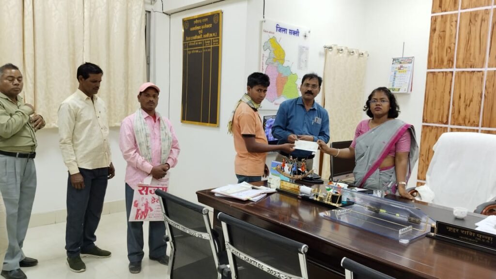 शक्ति से लगे रगजा को खेल मंत्रालय ने दी बड़ी सौगात,रगजाको फुटबॉल खेलों के लिए लघु प्रशिक्षण केंद्र की मिली मान्यता, खेल प्रशिक्षक के 28 फरवरी एवं 1 मार्च को होंगे इंटरव्यू, शक्ति कलेक्टर ने विद्यार्थियों की आकस्मिक मृत्यु पर पालकों को सौपा सहायता राशि का चेक शक्ति से लगे रगजा को खेल मंत्रालय ने दी बड़ी सौगात,रगजाको फुटबॉल खेलों के लिए लघु प्रशिक्षण केंद्र की मिली मान्यता, खेल प्रशिक्षक के 28 फरवरी एवं 1 मार्च को होंगे इंटरव्यू, शक्ति कलेक्टर ने विद्यार्थियों की आकस्मिक मृत्यु पर पालकों को सौपा सहायता राशि का चेक kshititech