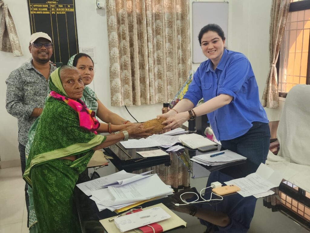 गुंडे- बदमाशों की शक्ति पुलिस ने करी नई फाइल तैयार,डस्ट एवम राखड़ से परेशान नागरिकों की मांग पर जिला पुलिस शक्ति से दड़ाई मार्ग को करेगी नो एंट्री जोन घोषित, नगरदा पुलिस ने की अवैध शराब विक्रेताओं पर कार्रवाई, पुलिस का चलित थाना एवं आम जनता से संवाद का कार्यक्रम जारी गुंडे- बदमाशों की शक्ति पुलिस ने करी नई फाइल तैयार,डस्ट एवम राखड़ से परेशान नागरिकों की मांग पर जिला पुलिस शक्ति से दड़ाई मार्ग को करेगी नो एंट्री जोन घोषित, नगरदा पुलिस ने की अवैध शराब विक्रेताओं पर कार्रवाई, पुलिस का चलित थाना एवं आम जनता से संवाद का कार्यक्रम जारी kshititech