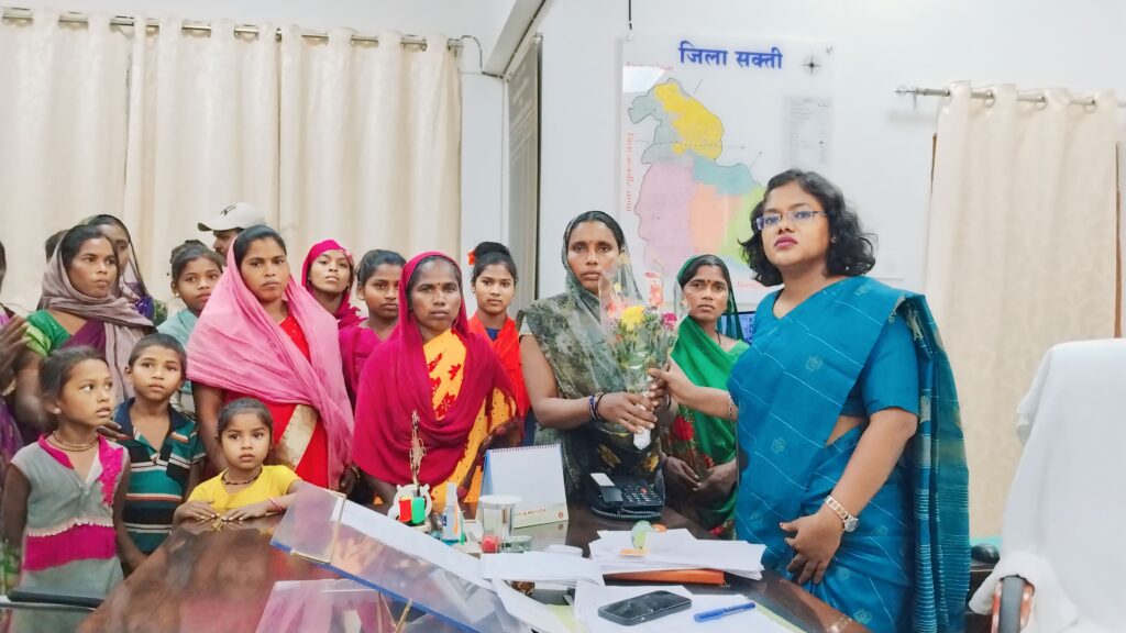 अव्वल सक्ति जिला-शक्ति जिले में TL की मीटिंग से सरकारी विभागों की योजनाओं की हो रही लगातार मॉनिटरिंग, जनदर्शन में कलेक्टर ने सुनी समस्याएं,ईंट भट्ठे से वापस लौटे मजदूरों ने भी दिया कलेक्टर को धन्यवाद अव्वल सक्ति जिला-शक्ति जिले में TL की मीटिंग से सरकारी विभागों की योजनाओं की हो रही लगातार मॉनिटरिंग, जनदर्शन में कलेक्टर ने सुनी समस्याएं,ईंट भट्ठे से वापस लौटे मजदूरों ने भी दिया कलेक्टर को धन्यवाद kshititech