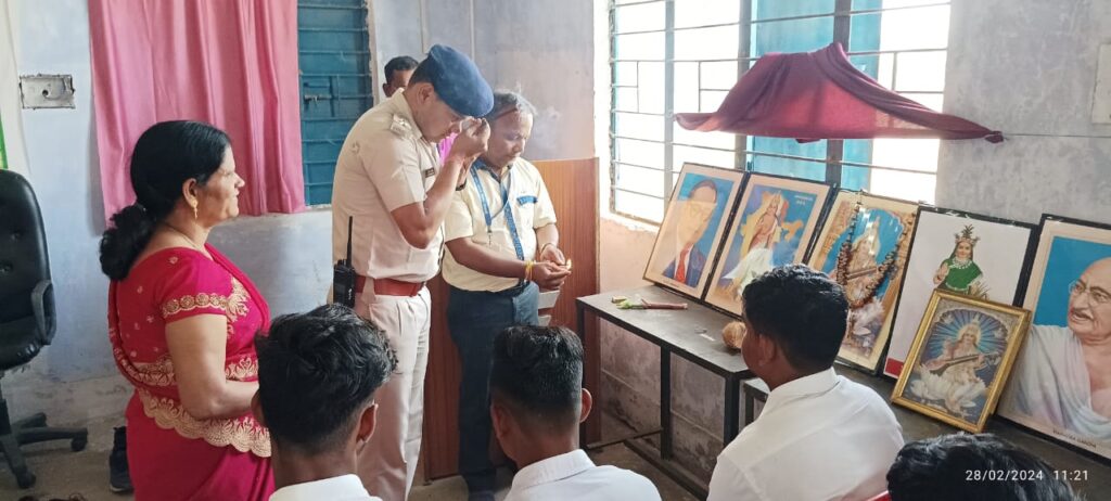 नई भूमिका में नजर आ रही शक्ति पुलिस- सरकारी स्कूल में पहुंची मालखरौदा पुलिस- विद्यार्थियों से किया संवाद,SP अंकिता के निर्देशन में प्रत्येक वर्ग के लोगों तक पुलिस मित्र के माध्यम से बना रही समन्वय, बच्चों के कैरियर गाइडेंस पर भी पुलिस ने करी चर्चा नई भूमिका में नजर आ रही शक्ति पुलिस- सरकारी स्कूल में पहुंची मालखरौदा पुलिस- विद्यार्थियों से किया संवाद,SP अंकिता के निर्देशन में प्रत्येक वर्ग के लोगों तक पुलिस मित्र के माध्यम से बना रही समन्वय, बच्चों के कैरियर गाइडेंस पर भी पुलिस ने करी चर्चा kshititech