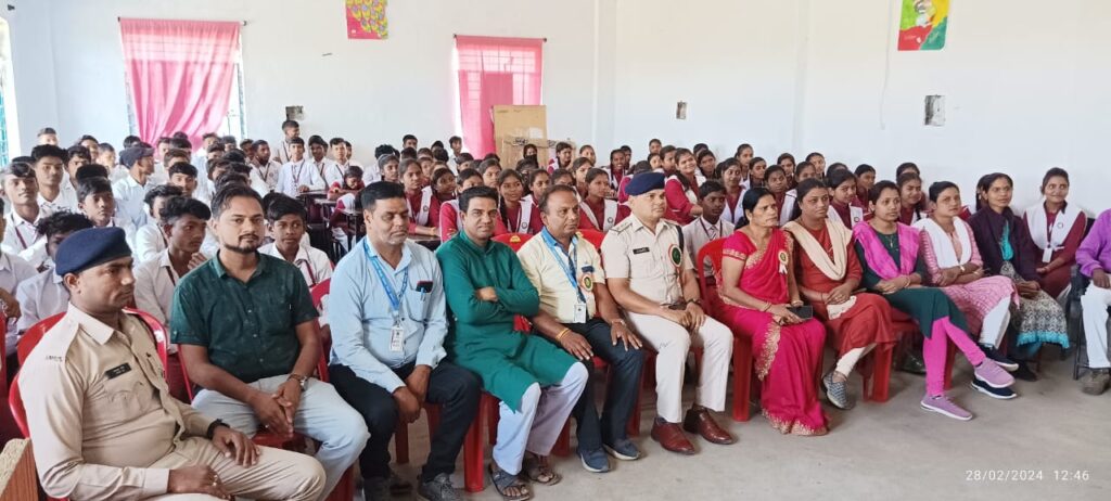 नई भूमिका में नजर आ रही शक्ति पुलिस- सरकारी स्कूल में पहुंची मालखरौदा पुलिस- विद्यार्थियों से किया संवाद,SP अंकिता के निर्देशन में प्रत्येक वर्ग के लोगों तक पुलिस मित्र के माध्यम से बना रही समन्वय, बच्चों के कैरियर गाइडेंस पर भी पुलिस ने करी चर्चा नई भूमिका में नजर आ रही शक्ति पुलिस- सरकारी स्कूल में पहुंची मालखरौदा पुलिस- विद्यार्थियों से किया संवाद,SP अंकिता के निर्देशन में प्रत्येक वर्ग के लोगों तक पुलिस मित्र के माध्यम से बना रही समन्वय, बच्चों के कैरियर गाइडेंस पर भी पुलिस ने करी चर्चा kshititech