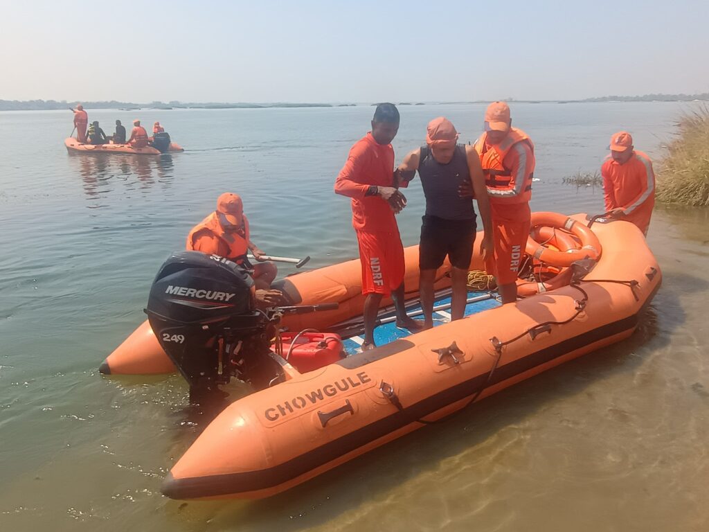 NDRF टीम सक्रिय-साराडीह बैराज में एनडीआरएफ टीम द्वारा बाढ़ एवं आपदा से बचाव का किया गया जीवंत प्रदर्शन,स्कूली विद्यार्थियों ने भी एनडीआरएफ टीम के मॉकड्रिल से आपदा से बचाव के सीखे गुण NDRF टीम सक्रिय-साराडीह बैराज में एनडीआरएफ टीम द्वारा बाढ़ एवं आपदा से बचाव का किया गया जीवंत प्रदर्शन,स्कूली विद्यार्थियों ने भी एनडीआरएफ टीम के मॉकड्रिल से आपदा से बचाव के सीखे गुण kshititech