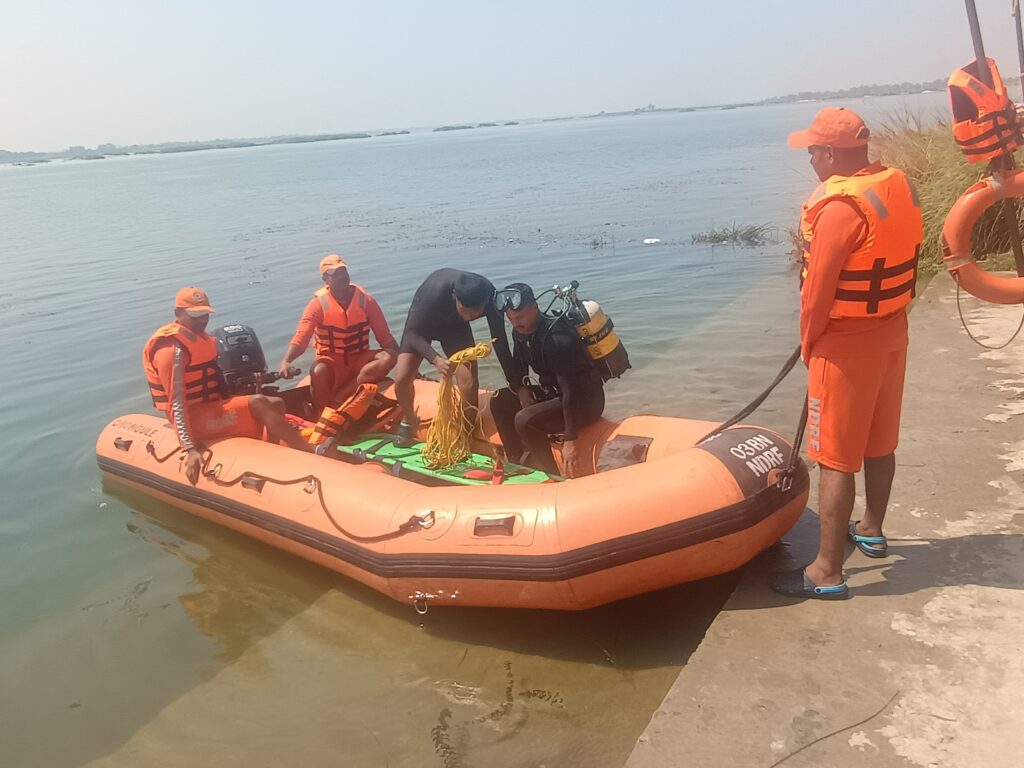 NDRF टीम सक्रिय-साराडीह बैराज में एनडीआरएफ टीम द्वारा बाढ़ एवं आपदा से बचाव का किया गया जीवंत प्रदर्शन,स्कूली विद्यार्थियों ने भी एनडीआरएफ टीम के मॉकड्रिल से आपदा से बचाव के सीखे गुण NDRF टीम सक्रिय-साराडीह बैराज में एनडीआरएफ टीम द्वारा बाढ़ एवं आपदा से बचाव का किया गया जीवंत प्रदर्शन,स्कूली विद्यार्थियों ने भी एनडीआरएफ टीम के मॉकड्रिल से आपदा से बचाव के सीखे गुण kshititech