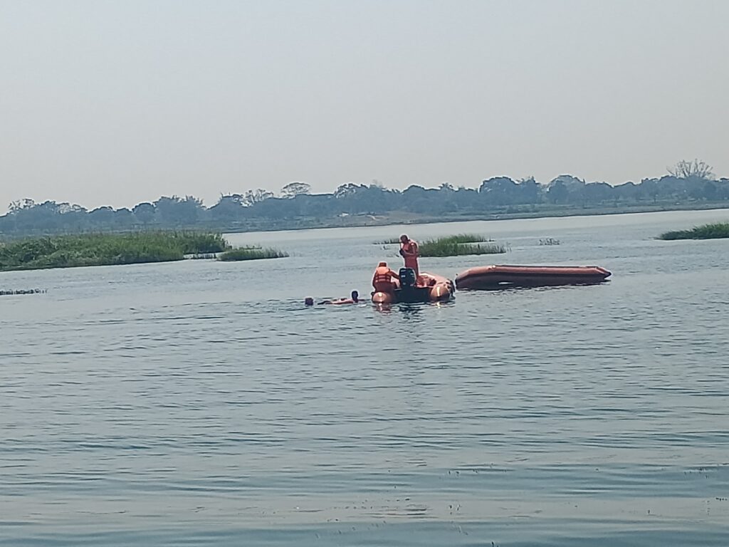 NDRF टीम सक्रिय-साराडीह बैराज में एनडीआरएफ टीम द्वारा बाढ़ एवं आपदा से बचाव का किया गया जीवंत प्रदर्शन,स्कूली विद्यार्थियों ने भी एनडीआरएफ टीम के मॉकड्रिल से आपदा से बचाव के सीखे गुण NDRF टीम सक्रिय-साराडीह बैराज में एनडीआरएफ टीम द्वारा बाढ़ एवं आपदा से बचाव का किया गया जीवंत प्रदर्शन,स्कूली विद्यार्थियों ने भी एनडीआरएफ टीम के मॉकड्रिल से आपदा से बचाव के सीखे गुण kshititech