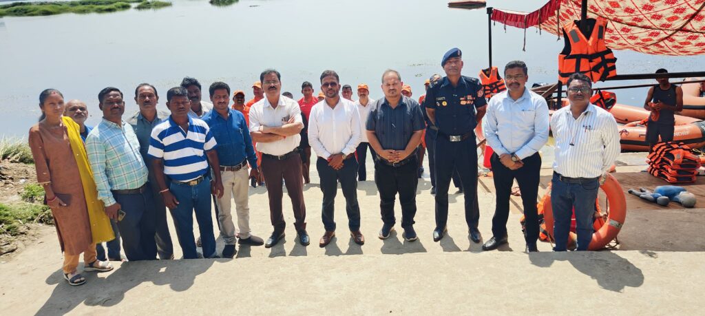 NDRF टीम सक्रिय-साराडीह बैराज में एनडीआरएफ टीम द्वारा बाढ़ एवं आपदा से बचाव का किया गया जीवंत प्रदर्शन,स्कूली विद्यार्थियों ने भी एनडीआरएफ टीम के मॉकड्रिल से आपदा से बचाव के सीखे गुण NDRF टीम सक्रिय-साराडीह बैराज में एनडीआरएफ टीम द्वारा बाढ़ एवं आपदा से बचाव का किया गया जीवंत प्रदर्शन,स्कूली विद्यार्थियों ने भी एनडीआरएफ टीम के मॉकड्रिल से आपदा से बचाव के सीखे गुण kshititech