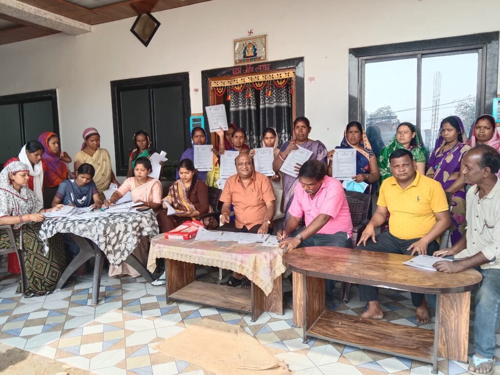 पार्षद की सक्रियता- शक्ति नगर पालिका क्षेत्र के वार्ड क्रमांक- 17 में पार्षद रीना गेवाडीन एवं पूर्व नगर पालिका अध्यक्ष नरेश गेवाडीन ने महिलाओं के भरवाये महतारी वंदन योजना के फॉर्म, रीना गेवाड़ीन ने कहा- उनके वार्ड की शत प्रतिशत पात्र महिलाओं के फार्म भरवाना ही उनकी प्राथमिकता kshititech