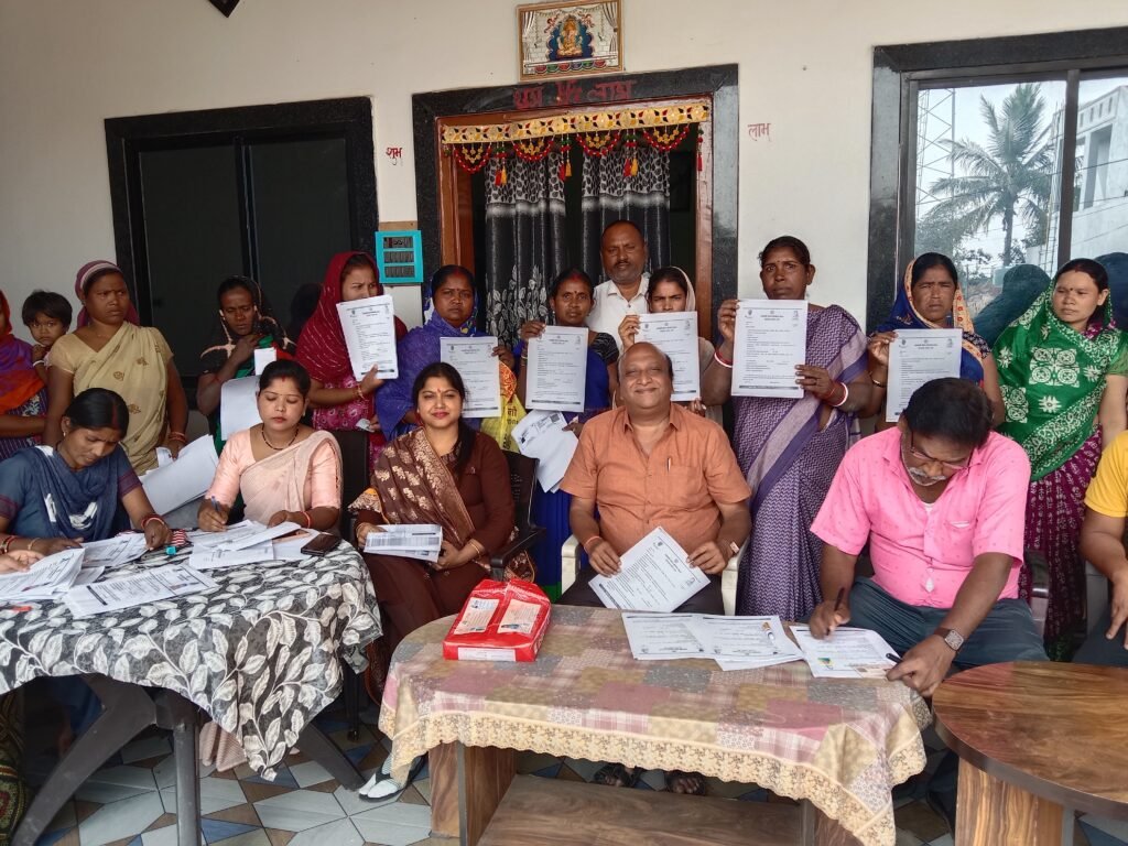 पार्षद की सक्रियता- शक्ति नगर पालिका क्षेत्र के वार्ड क्रमांक- 17 में पार्षद रीना गेवाडीन एवं पूर्व नगर पालिका अध्यक्ष नरेश गेवाडीन ने महिलाओं के भरवाये महतारी वंदन योजना के फॉर्म, रीना गेवाड़ीन ने कहा- उनके वार्ड की शत प्रतिशत पात्र महिलाओं के फार्म भरवाना ही उनकी प्राथमिकता kshititech