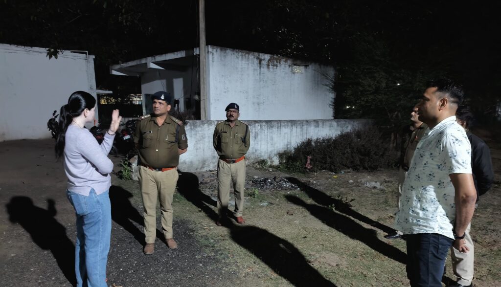 सिविल ड्रेस में देर रात औचक निरीक्षण में बाराद्वार थाना पहुंची पुलिस अधीक्षक अंकिता शर्मा,थाना प्रभारी वाजपेयी को दिए आवश्यक दिशा निर्देश, पुलिस के कार्यो में कसावट लाने SP की पहल सिविल ड्रेस में देर रात औचक निरीक्षण में बाराद्वार थाना पहुंची पुलिस अधीक्षक अंकिता शर्मा,थाना प्रभारी वाजपेयी को दिए आवश्यक दिशा निर्देश, पुलिस के कार्यो में कसावट लाने SP की पहल kshititech