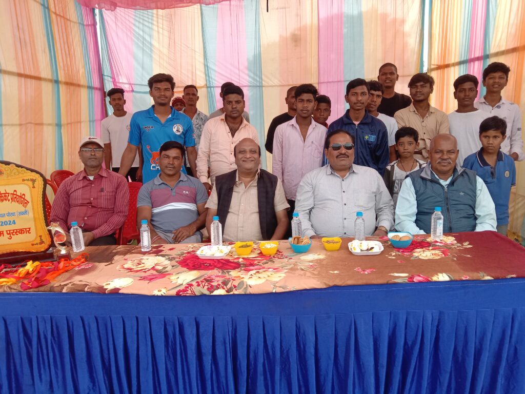 जब गेवाडीन ने भी करी पिच पर बैटिंग- पोरथा में आयोजित टेनिस बॉल क्रिकेट प्रतियोगिता में पहुंचे जिला कांग्रेस कोषाध्यक्ष नरेश गेवाडीन ने कहा- ग्रामीण क्षेत्रों में भी आज क्रिकेट के खेलों में खिलाड़ियों की विशेष रुचि, जिला कांग्रेस कमेटी के अध्यक्ष त्रिलोकचंद जायसवाल की ओर से दी जाएगी प्रथम विजेता को ₹7000 रुपये की पुरस्कार राशि जब गेवाडीन ने भी करी पिच पर बैटिंग- पोरथा में आयोजित टेनिस बॉल क्रिकेट प्रतियोगिता में पहुंचे जिला कांग्रेस कोषाध्यक्ष नरेश गेवाडीन ने कहा- ग्रामीण क्षेत्रों में भी आज क्रिकेट के खेलों में खिलाड़ियों की विशेष रुचि, जिला कांग्रेस कमेटी के अध्यक्ष त्रिलोकचंद जायसवाल की ओर से दी जाएगी प्रथम विजेता को ₹7000 रुपये की पुरस्कार राशि kshititech