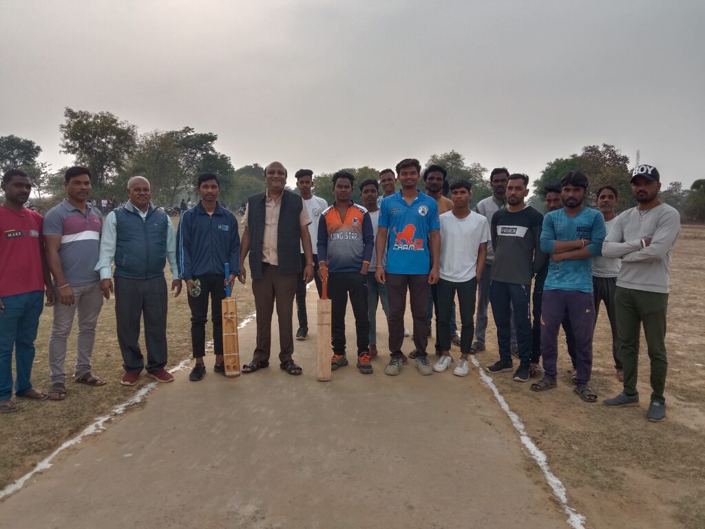 जब गेवाडीन ने भी करी पिच पर बैटिंग- पोरथा में आयोजित टेनिस बॉल क्रिकेट प्रतियोगिता में पहुंचे जिला कांग्रेस कोषाध्यक्ष नरेश गेवाडीन ने कहा- ग्रामीण क्षेत्रों में भी आज क्रिकेट के खेलों में खिलाड़ियों की विशेष रुचि, जिला कांग्रेस कमेटी के अध्यक्ष त्रिलोकचंद जायसवाल की ओर से दी जाएगी प्रथम विजेता को ₹7000 रुपये की पुरस्कार राशि जब गेवाडीन ने भी करी पिच पर बैटिंग- पोरथा में आयोजित टेनिस बॉल क्रिकेट प्रतियोगिता में पहुंचे जिला कांग्रेस कोषाध्यक्ष नरेश गेवाडीन ने कहा- ग्रामीण क्षेत्रों में भी आज क्रिकेट के खेलों में खिलाड़ियों की विशेष रुचि, जिला कांग्रेस कमेटी के अध्यक्ष त्रिलोकचंद जायसवाल की ओर से दी जाएगी प्रथम विजेता को ₹7000 रुपये की पुरस्कार राशि kshititech