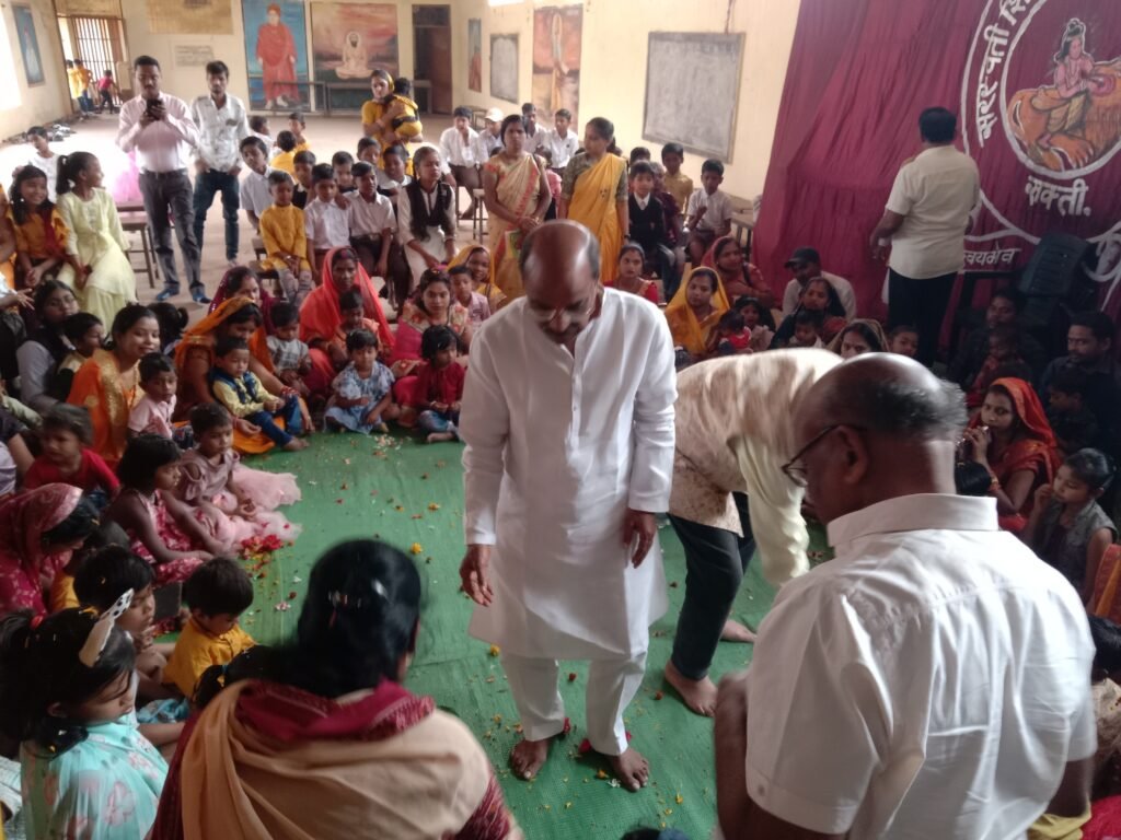 ज्ञान की देवी की हुई आराधना- शक्ति के सरस्वती शिशु मंदिर में बसंत पंचमी पर हुआ पूजन- अर्चना एवं विद्यारंभ कार्यक्रम, बच्चों को स्लेट- पेंसिल देकर मंत्रोचार से हुई वीणा वादिनी की आराधना, वीणा वादिनी की आराधना में लीन रहे विद्यालय के बच्चे, विद्यालय के कोषाध्यक्ष रामअवतार अग्रवाल ने कहा- मां सरस्वती की आराधना से मिलता है ज्ञान का भंडार ज्ञान की देवी की हुई आराधना- शक्ति के सरस्वती शिशु मंदिर में बसंत पंचमी पर हुआ पूजन- अर्चना एवं विद्यारंभ कार्यक्रम, बच्चों को स्लेट- पेंसिल देकर मंत्रोचार से हुई वीणा वादिनी की आराधना, वीणा वादिनी की आराधना में लीन रहे विद्यालय के बच्चे, विद्यालय के कोषाध्यक्ष रामअवतार अग्रवाल ने कहा- मां सरस्वती की आराधना से मिलता है ज्ञान का भंडार kshititech