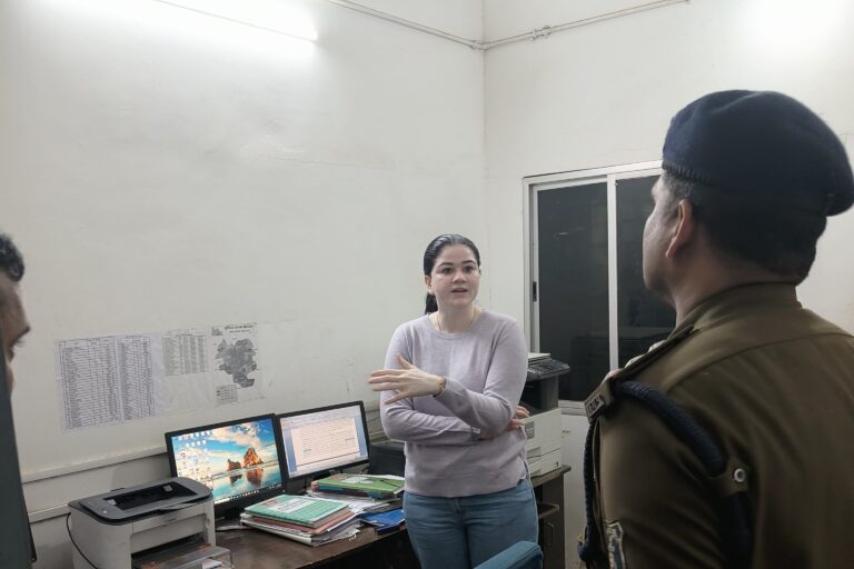 सिविल ड्रेस में देर रात औचक निरीक्षण में बाराद्वार थाना पहुंची पुलिस अधीक्षक अंकिता शर्मा,थाना प्रभारी वाजपेयी को दिए आवश्यक दिशा निर्देश, पुलिस के कार्यो में कसावट लाने SP की पहल सिविल ड्रेस में देर रात औचक निरीक्षण में बाराद्वार थाना पहुंची पुलिस अधीक्षक अंकिता शर्मा,थाना प्रभारी वाजपेयी को दिए आवश्यक दिशा निर्देश, पुलिस के कार्यो में कसावट लाने SP की पहल kshititech