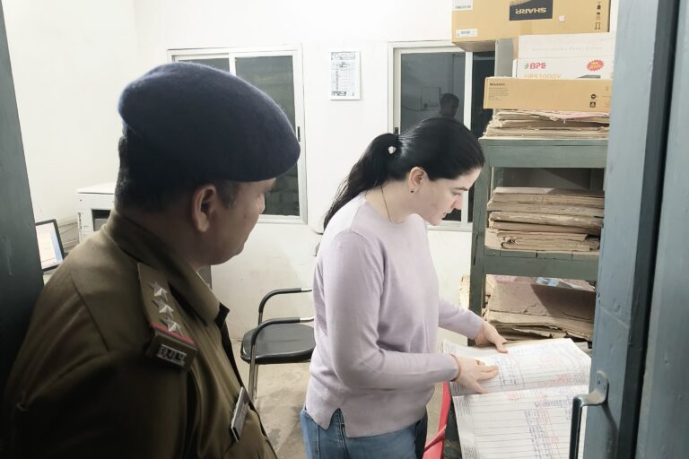 सिविल ड्रेस में देर रात औचक निरीक्षण में बाराद्वार थाना पहुंची पुलिस अधीक्षक अंकिता शर्मा,थाना प्रभारी वाजपेयी को दिए आवश्यक दिशा निर्देश, पुलिस के कार्यो में कसावट लाने SP की पहल सिविल ड्रेस में देर रात औचक निरीक्षण में बाराद्वार थाना पहुंची पुलिस अधीक्षक अंकिता शर्मा,थाना प्रभारी वाजपेयी को दिए आवश्यक दिशा निर्देश, पुलिस के कार्यो में कसावट लाने SP की पहल kshititech