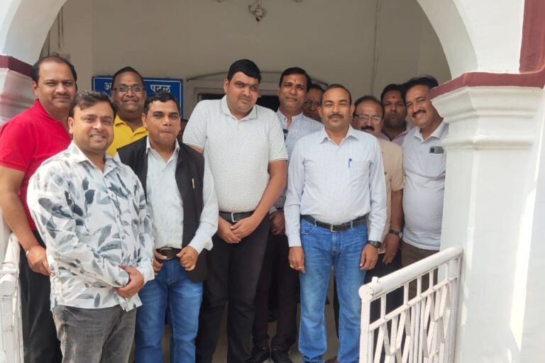 सक्ति के चेम्बर ऑफ़ कॉमर्स ने किया वरिष्ठ पुलिस अधीक्षक अहीरे के स्थानांतरण पर सम्मान समारोह, अहीरे ने कहा जिले वासियों का मिला स्नेह मेरे लिए सदैव रहेगा यादगार, शक्ति से सूरजपुर का कार्यभार देखेंगे एम आर अहीरे, सहज, सरल एवं कुशल प्रशासनिक क्षमता वाले अधिकारी के रूप में अपनी पहचान बनाई SSP श्री अहीरे ने सक्ति के चेम्बर ऑफ़ कॉमर्स ने किया वरिष्ठ पुलिस अधीक्षक अहीरे के स्थानांतरण पर सम्मान समारोह, अहीरे ने कहा जिले वासियों का मिला स्नेह मेरे लिए सदैव रहेगा यादगार, शक्ति से सूरजपुर का कार्यभार देखेंगे एम आर अहीरे, सहज, सरल एवं कुशल प्रशासनिक क्षमता वाले अधिकारी के रूप में अपनी पहचान बनाई SSP श्री अहीरे ने kshititech