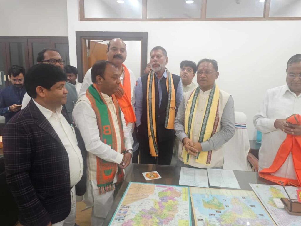 भाजपा के हो गए बाराद्वार के दिनेश शर्मा, मुख्यमंत्री विष्णु देव साय एवं प्रदेश भाजपा अध्यक्ष किरण देव के समक्ष थामा कमल का दामन, पूर्व विधायक डॉ खिलावन साहू एवं भाजपा जिला अध्यक्ष कृष्णकांत चंद्रा भी रहे मौजूद, दिनेश ने कहा- पूरी निष्ठा के साथ भाजपा का करेंगे कार्य भाजपा के हो गए बाराद्वार के दिनेश शर्मा, मुख्यमंत्री विष्णु देव साय एवं प्रदेश भाजपा अध्यक्ष किरण देव के समक्ष थामा कमल का दामन, पूर्व विधायक डॉ खिलावन साहू एवं भाजपा जिला अध्यक्ष कृष्णकांत चंद्रा भी रहे मौजूद, दिनेश ने कहा- पूरी निष्ठा के साथ भाजपा का करेंगे कार्य kshititech