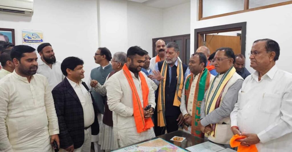 भाजपा के हो गए बाराद्वार के दिनेश शर्मा, मुख्यमंत्री विष्णु देव साय एवं प्रदेश भाजपा अध्यक्ष किरण देव के समक्ष थामा कमल का दामन, पूर्व विधायक डॉ खिलावन साहू एवं भाजपा जिला अध्यक्ष कृष्णकांत चंद्रा भी रहे मौजूद, दिनेश ने कहा- पूरी निष्ठा के साथ भाजपा का करेंगे कार्य भाजपा के हो गए बाराद्वार के दिनेश शर्मा, मुख्यमंत्री विष्णु देव साय एवं प्रदेश भाजपा अध्यक्ष किरण देव के समक्ष थामा कमल का दामन, पूर्व विधायक डॉ खिलावन साहू एवं भाजपा जिला अध्यक्ष कृष्णकांत चंद्रा भी रहे मौजूद, दिनेश ने कहा- पूरी निष्ठा के साथ भाजपा का करेंगे कार्य kshititech