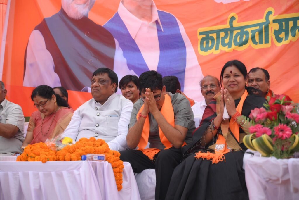 भाजपा प्रवेश की मची होड़-कांग्रेस के जनपद अध्यक्ष राजेश हो गए भाजपा के, 18 मार्च को सैकड़ो कांग्रेसियों ने किया भाजपा प्रवेश,राजा धर्मेंद्र बहादुर सिंह ने समर्थकों के साथ किया भाजपा प्रवेश तो वहीं शक्ति के नरेश अग्रवाल प्रिंस को ओपी चौधरी ने बनाया भाजपा का गमछा, नरेश को भाजपा अध्यक्ष किरण देव ने कहा- बहुत सुना है आपका नाम, आने वाले दिनों में कांग्रेस के और बड़े चेहरे हो सकते हैं भाजपा में शामिल kshititech