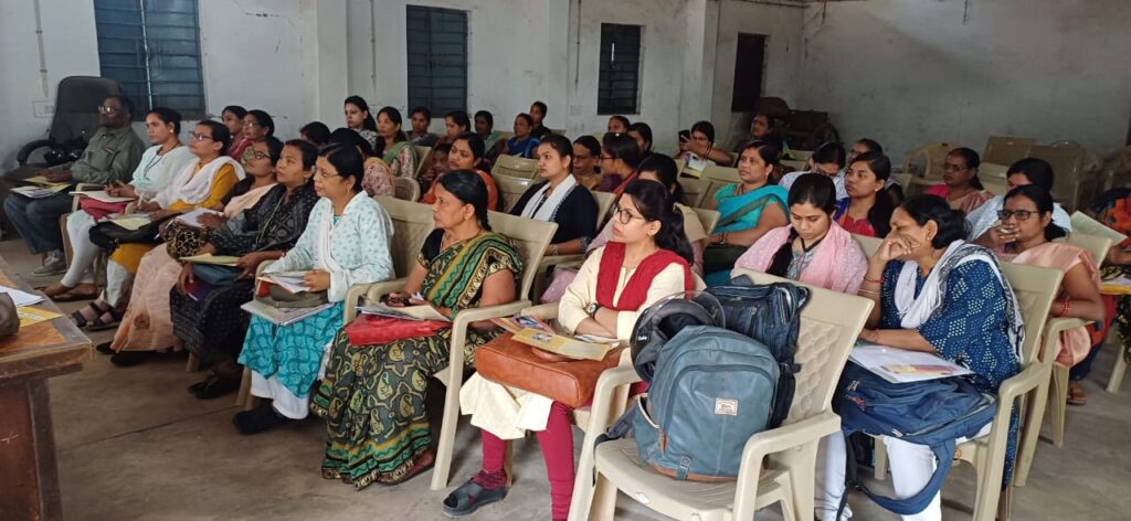 जिला चलाने प्रशासनिक जद्दोजहद खुले आसमान के नीचे ,कलेक्टर नूपुर की सक्रियता की कर रहे जिलेवासी प्रशंसा, मालखरौदा में किया जिला स्तरीय जन समस्या निवारण शिविर, एयर कंडीशन से बाहर निकाल कर खुले आसमान के नीचे जमीन पर काम करने वाली जिले की कलेक्टर, हर महीने 15 तारीख को बैठेगा जिले का मेडिकल बोर्ड, लैंगिक उत्पीड़न पर हुई जिला स्तरीय कार्यशाला जिला चलाने प्रशासनिक जद्दोजहद खुले आसमान के नीचे ,कलेक्टर नूपुर की सक्रियता की कर रहे जिलेवासी प्रशंसा, मालखरौदा में किया जिला स्तरीय जन समस्या निवारण शिविर, एयर कंडीशन से बाहर निकाल कर खुले आसमान के नीचे जमीन पर काम करने वाली जिले की कलेक्टर, हर महीने 15 तारीख को बैठेगा जिले का मेडिकल बोर्ड, लैंगिक उत्पीड़न पर हुई जिला स्तरीय कार्यशाला kshititech