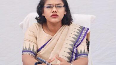 जिला चलाने प्रशासनिक जद्दोजहद खुले आसमान के नीचे ,कलेक्टर नूपुर की सक्रियता की कर रहे जिलेवासी प्रशंसा, मालखरौदा में किया जिला स्तरीय जन समस्या निवारण शिविर, एयर कंडीशन से बाहर निकाल कर खुले आसमान के नीचे जमीन पर काम करने वाली जिले की कलेक्टर, हर महीने 15 तारीख को बैठेगा जिले का मेडिकल बोर्ड, लैंगिक उत्पीड़न पर हुई जिला स्तरीय कार्यशाला जिला चलाने प्रशासनिक जद्दोजहद खुले आसमान के नीचे ,कलेक्टर नूपुर की सक्रियता की कर रहे जिलेवासी प्रशंसा, मालखरौदा में किया जिला स्तरीय जन समस्या निवारण शिविर, एयर कंडीशन से बाहर निकाल कर खुले आसमान के नीचे जमीन पर काम करने वाली जिले की कलेक्टर, हर महीने 15 तारीख को बैठेगा जिले का मेडिकल बोर्ड, लैंगिक उत्पीड़न पर हुई जिला स्तरीय कार्यशाला kshititech