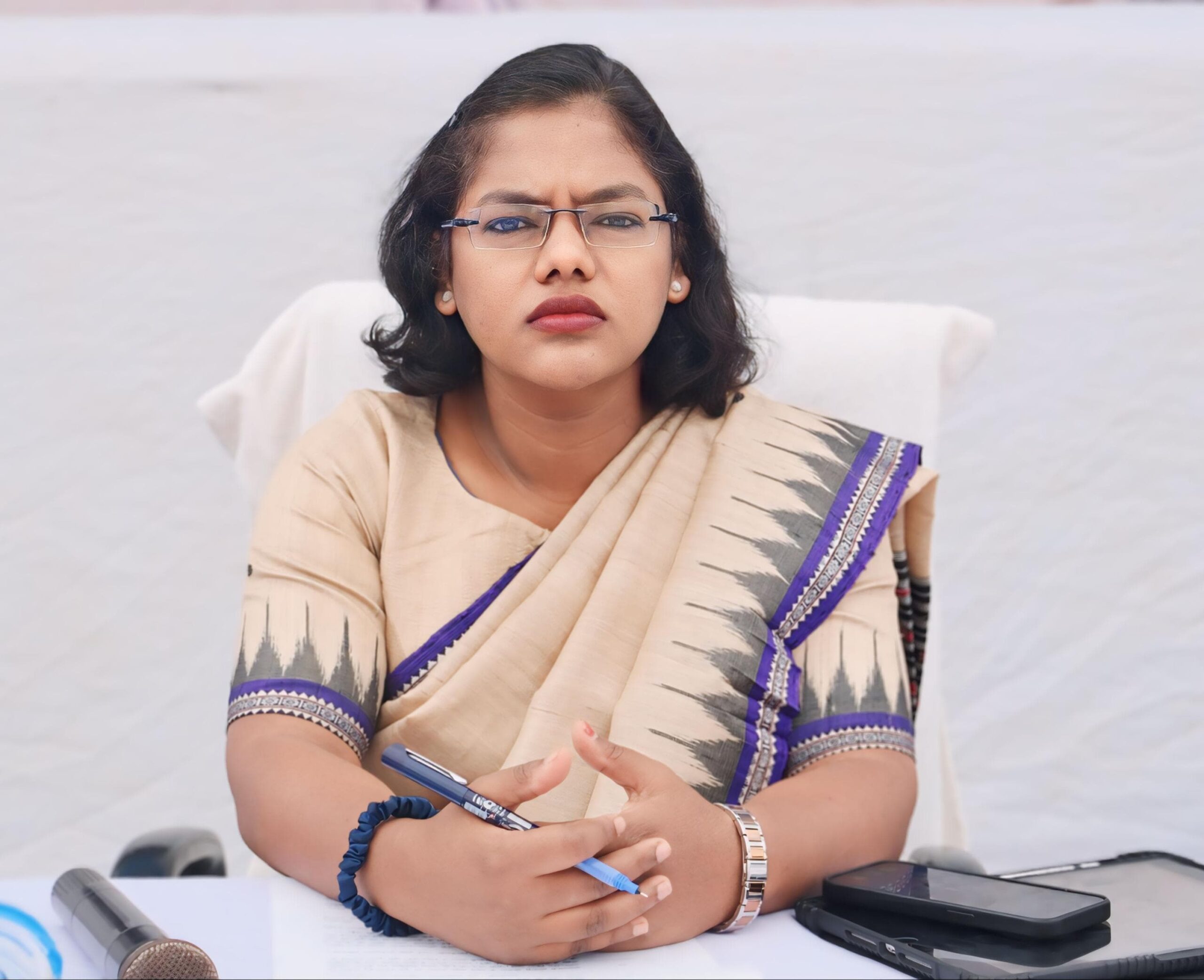 जिला चलाने प्रशासनिक जद्दोजहद खुले आसमान के नीचे ,कलेक्टर नूपुर की सक्रियता की कर रहे जिलेवासी प्रशंसा, मालखरौदा में किया जिला स्तरीय जन समस्या निवारण शिविर, एयर कंडीशन से बाहर निकाल कर खुले आसमान के नीचे जमीन पर काम करने वाली जिले की कलेक्टर, हर महीने 15 तारीख को बैठेगा जिले का मेडिकल बोर्ड, लैंगिक उत्पीड़न पर हुई जिला स्तरीय कार्यशाला जिला चलाने प्रशासनिक जद्दोजहद खुले आसमान के नीचे ,कलेक्टर नूपुर की सक्रियता की कर रहे जिलेवासी प्रशंसा, मालखरौदा में किया जिला स्तरीय जन समस्या निवारण शिविर, एयर कंडीशन से बाहर निकाल कर खुले आसमान के नीचे जमीन पर काम करने वाली जिले की कलेक्टर, हर महीने 15 तारीख को बैठेगा जिले का मेडिकल बोर्ड, लैंगिक उत्पीड़न पर हुई जिला स्तरीय कार्यशाला kshititech