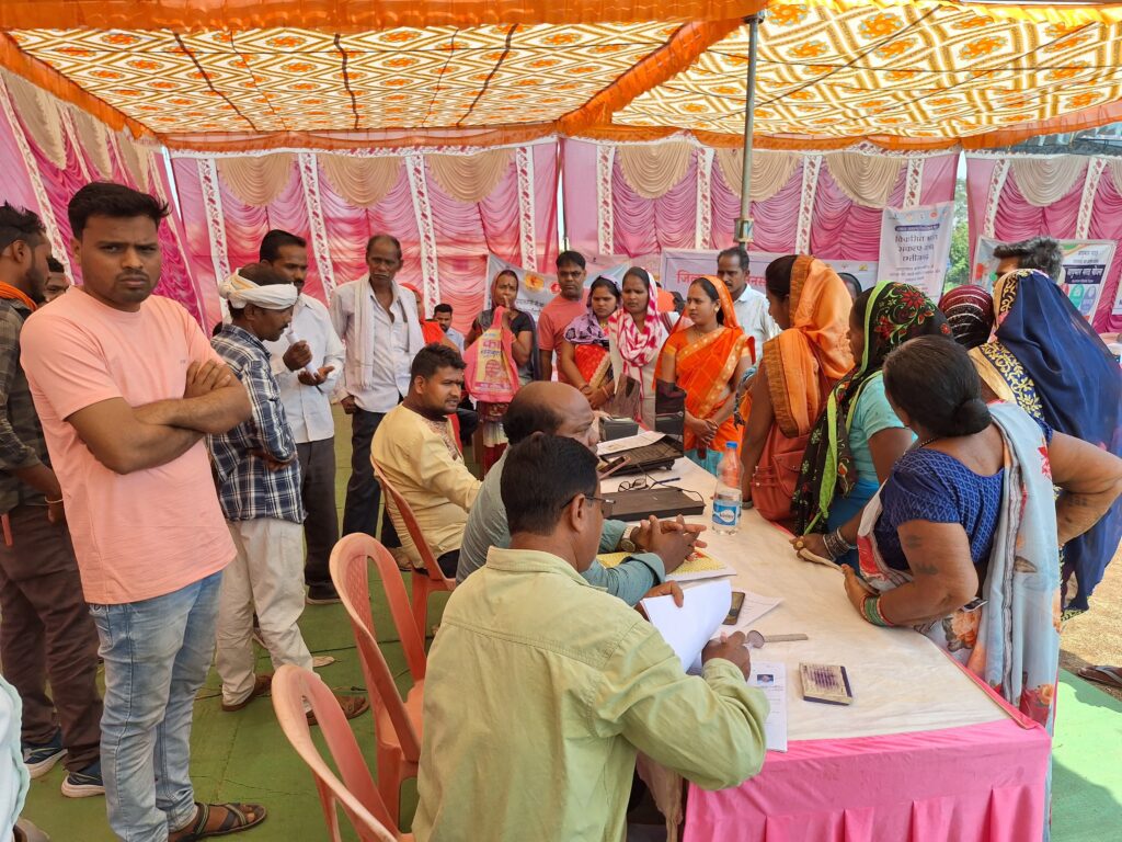 जिला चलाने प्रशासनिक जद्दोजहद खुले आसमान के नीचे ,कलेक्टर नूपुर की सक्रियता की कर रहे जिलेवासी प्रशंसा, मालखरौदा में किया जिला स्तरीय जन समस्या निवारण शिविर, एयर कंडीशन से बाहर निकाल कर खुले आसमान के नीचे जमीन पर काम करने वाली जिले की कलेक्टर, हर महीने 15 तारीख को बैठेगा जिले का मेडिकल बोर्ड, लैंगिक उत्पीड़न पर हुई जिला स्तरीय कार्यशाला जिला चलाने प्रशासनिक जद्दोजहद खुले आसमान के नीचे ,कलेक्टर नूपुर की सक्रियता की कर रहे जिलेवासी प्रशंसा, मालखरौदा में किया जिला स्तरीय जन समस्या निवारण शिविर, एयर कंडीशन से बाहर निकाल कर खुले आसमान के नीचे जमीन पर काम करने वाली जिले की कलेक्टर, हर महीने 15 तारीख को बैठेगा जिले का मेडिकल बोर्ड, लैंगिक उत्पीड़न पर हुई जिला स्तरीय कार्यशाला kshititech