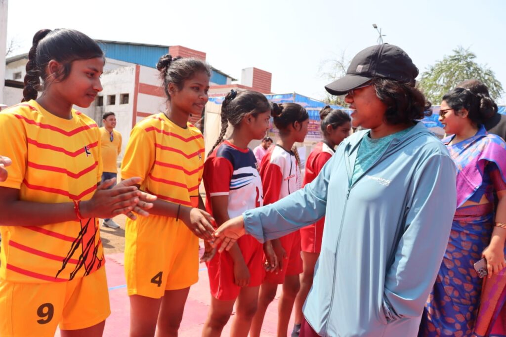 शक्ति में अंतर्राष्ट्रीय महिला दिवस पर साड़ी पहनकर महिलाओं ने किया खेल का उत्कृष्ट प्रदर्शन, शक्ति के नेहरू कॉलेज मैदान परिसर में हुआ जिला प्रशासन का आयोजन,कलेक्टर नूपुर ने किया महिलाओं का उत्साहवर्धन,खेलो में दिखाया महिलाओं ने उत्साह शक्ति में अंतर्राष्ट्रीय महिला दिवस पर साड़ी पहनकर महिलाओं ने किया खेल का उत्कृष्ट प्रदर्शन, शक्ति के नेहरू कॉलेज मैदान परिसर में हुआ जिला प्रशासन का आयोजन,कलेक्टर नूपुर ने किया महिलाओं का उत्साहवर्धन,खेलो में दिखाया महिलाओं ने उत्साह kshititech