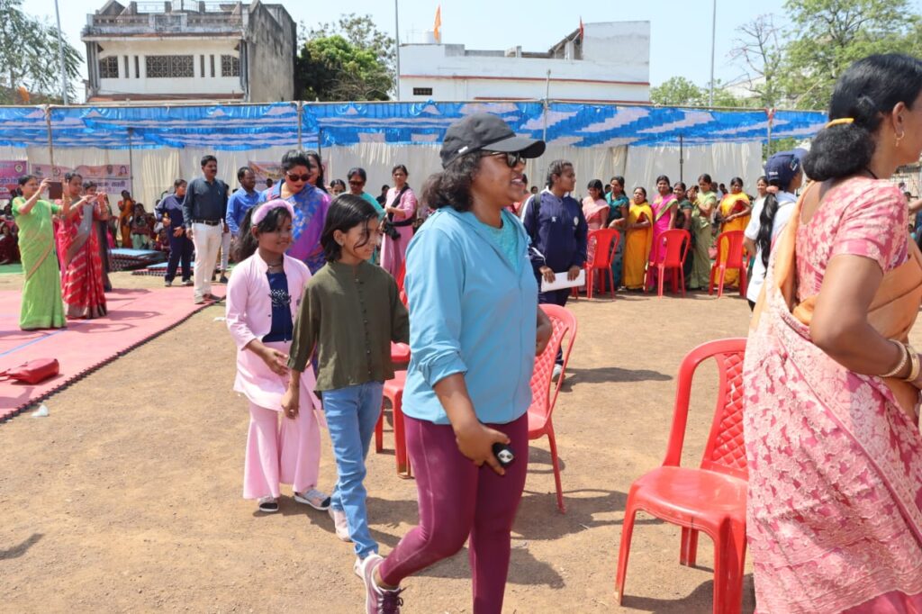 शक्ति में अंतर्राष्ट्रीय महिला दिवस पर साड़ी पहनकर महिलाओं ने किया खेल का उत्कृष्ट प्रदर्शन, शक्ति के नेहरू कॉलेज मैदान परिसर में हुआ जिला प्रशासन का आयोजन,कलेक्टर नूपुर ने किया महिलाओं का उत्साहवर्धन,खेलो में दिखाया महिलाओं ने उत्साह शक्ति में अंतर्राष्ट्रीय महिला दिवस पर साड़ी पहनकर महिलाओं ने किया खेल का उत्कृष्ट प्रदर्शन, शक्ति के नेहरू कॉलेज मैदान परिसर में हुआ जिला प्रशासन का आयोजन,कलेक्टर नूपुर ने किया महिलाओं का उत्साहवर्धन,खेलो में दिखाया महिलाओं ने उत्साह kshititech