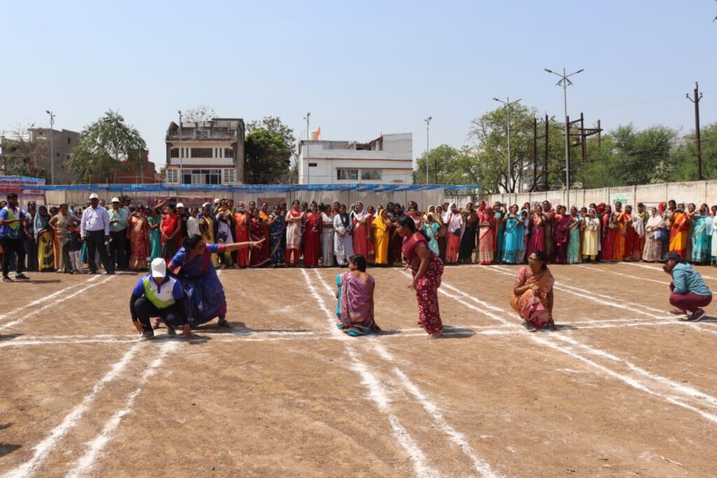 शक्ति में अंतर्राष्ट्रीय महिला दिवस पर साड़ी पहनकर महिलाओं ने किया खेल का उत्कृष्ट प्रदर्शन, शक्ति के नेहरू कॉलेज मैदान परिसर में हुआ जिला प्रशासन का आयोजन,कलेक्टर नूपुर ने किया महिलाओं का उत्साहवर्धन,खेलो में दिखाया महिलाओं ने उत्साह शक्ति में अंतर्राष्ट्रीय महिला दिवस पर साड़ी पहनकर महिलाओं ने किया खेल का उत्कृष्ट प्रदर्शन, शक्ति के नेहरू कॉलेज मैदान परिसर में हुआ जिला प्रशासन का आयोजन,कलेक्टर नूपुर ने किया महिलाओं का उत्साहवर्धन,खेलो में दिखाया महिलाओं ने उत्साह kshititech