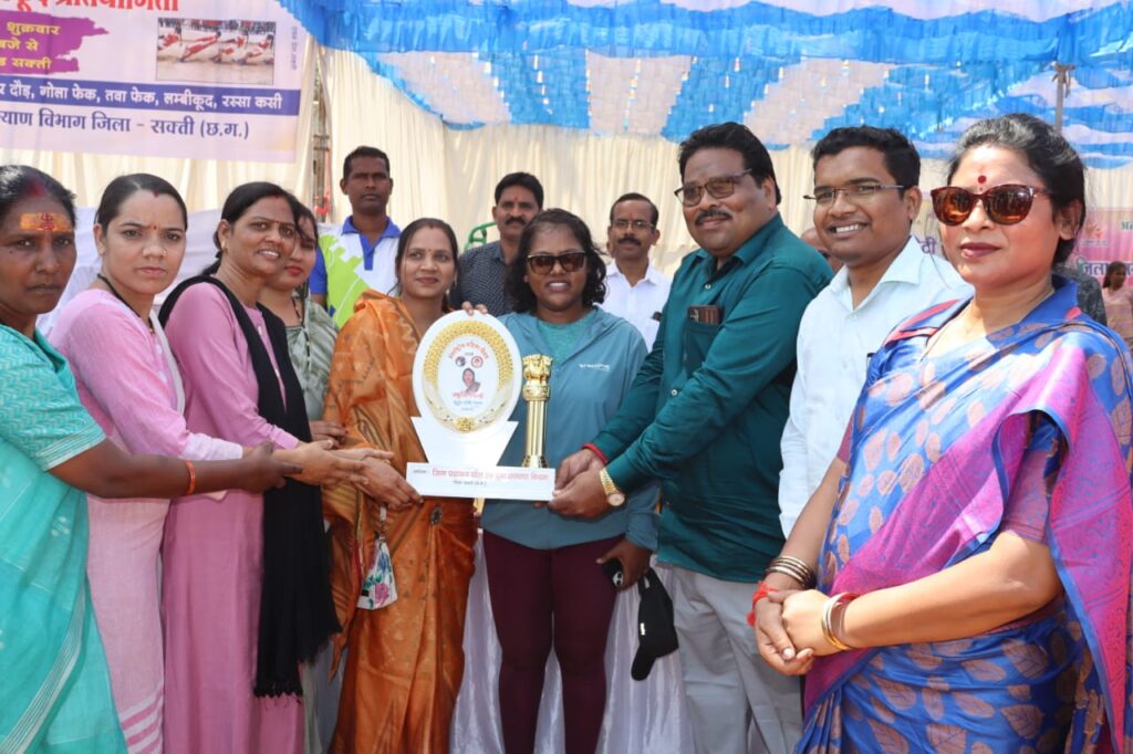 शक्ति में अंतर्राष्ट्रीय महिला दिवस पर साड़ी पहनकर महिलाओं ने किया खेल का उत्कृष्ट प्रदर्शन, शक्ति के नेहरू कॉलेज मैदान परिसर में हुआ जिला प्रशासन का आयोजन,कलेक्टर नूपुर ने किया महिलाओं का उत्साहवर्धन,खेलो में दिखाया महिलाओं ने उत्साह शक्ति में अंतर्राष्ट्रीय महिला दिवस पर साड़ी पहनकर महिलाओं ने किया खेल का उत्कृष्ट प्रदर्शन, शक्ति के नेहरू कॉलेज मैदान परिसर में हुआ जिला प्रशासन का आयोजन,कलेक्टर नूपुर ने किया महिलाओं का उत्साहवर्धन,खेलो में दिखाया महिलाओं ने उत्साह kshititech