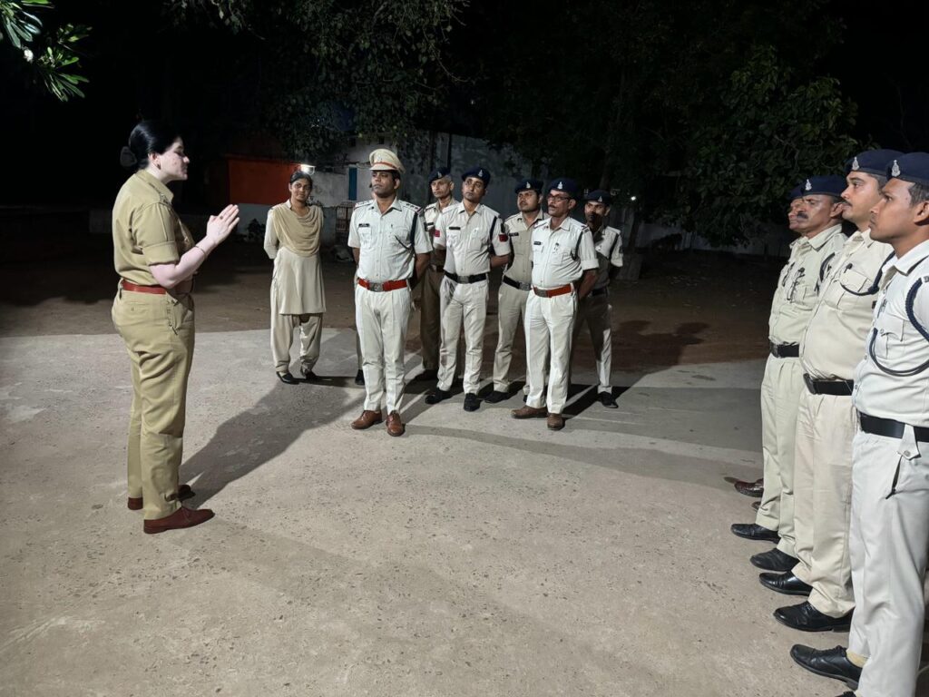 पुलिस कर्मचारियों का दुख- दर्द जाने मुखिया पहुंची उन तक- एसपी अंकिता शर्मा ने कहा अच्छा काम करोगे,तो होंगे सम्मानित,पुलिस थाना जैजैपुर का किया औचक निरीक्षण, पुलिस वालों की फरियाद सुनी मुखिया ने, अंकिता ने कहा -आम जनता के मन में पुलिस के प्रति विश्वास की भावना को और अधिक बने मजबूत पुलिस कर्मचारियों का दुख- दर्द जाने मुखिया पहुंची उन तक- एसपी अंकिता शर्मा ने कहा अच्छा काम करोगे,तो होंगे सम्मानित,पुलिस थाना जैजैपुर का किया औचक निरीक्षण, पुलिस वालों की फरियाद सुनी मुखिया ने, अंकिता ने कहा -आम जनता के मन में पुलिस के प्रति विश्वास की भावना को और अधिक बने मजबूत kshititech