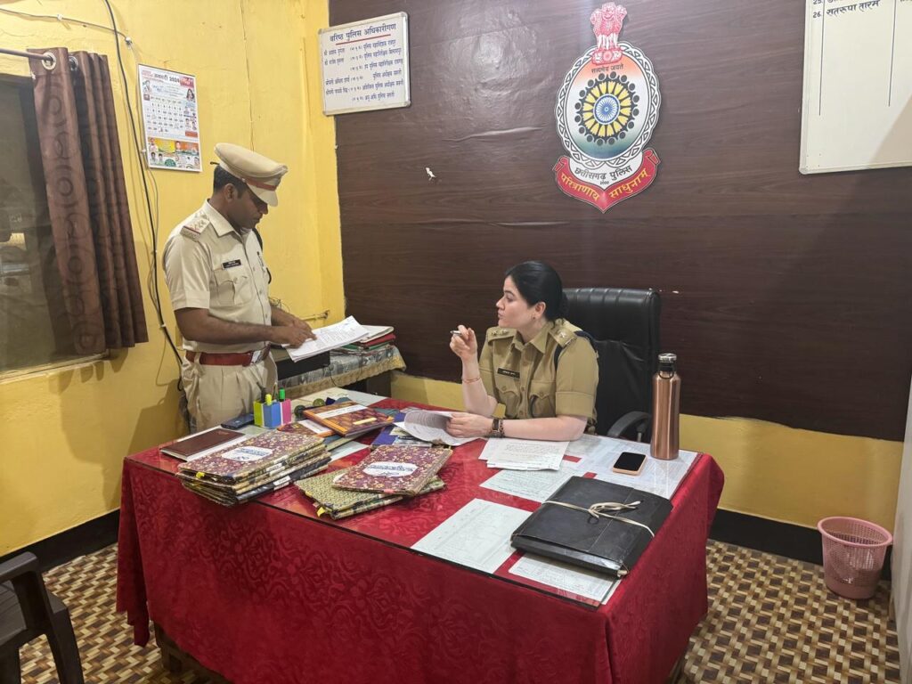 पुलिस कर्मचारियों का दुख- दर्द जाने मुखिया पहुंची उन तक- एसपी अंकिता शर्मा ने कहा अच्छा काम करोगे,तो होंगे सम्मानित,पुलिस थाना जैजैपुर का किया औचक निरीक्षण, पुलिस वालों की फरियाद सुनी मुखिया ने, अंकिता ने कहा -आम जनता के मन में पुलिस के प्रति विश्वास की भावना को और अधिक बने मजबूत पुलिस कर्मचारियों का दुख- दर्द जाने मुखिया पहुंची उन तक- एसपी अंकिता शर्मा ने कहा अच्छा काम करोगे,तो होंगे सम्मानित,पुलिस थाना जैजैपुर का किया औचक निरीक्षण, पुलिस वालों की फरियाद सुनी मुखिया ने, अंकिता ने कहा -आम जनता के मन में पुलिस के प्रति विश्वास की भावना को और अधिक बने मजबूत kshititech