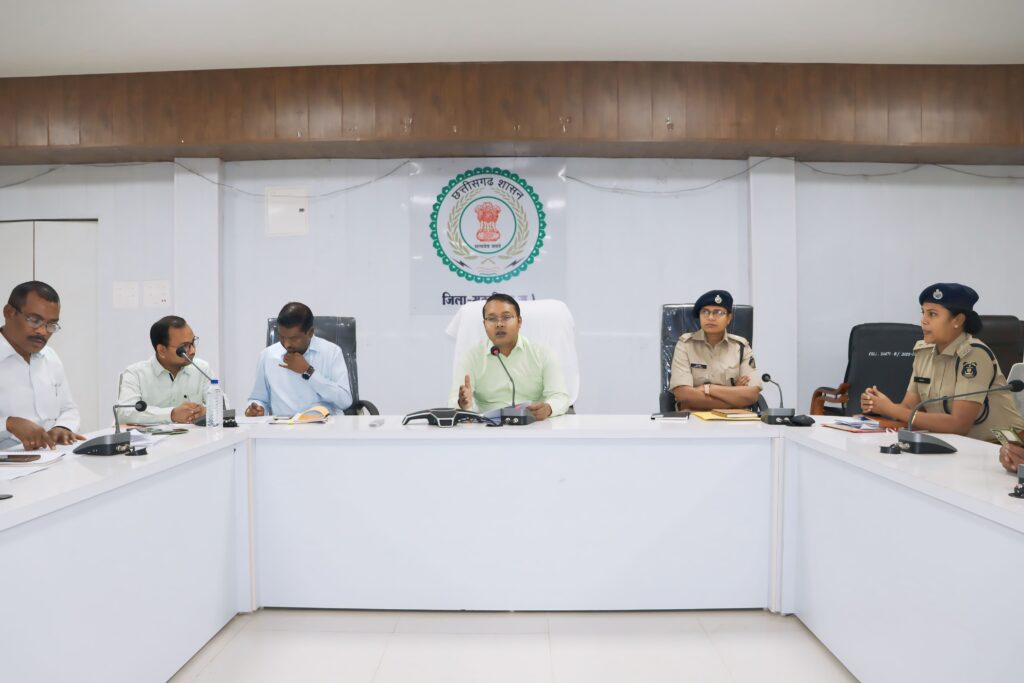शक्ति कलेक्टर ने ली लोकसभा निर्वाचन को लेकर राजनैतिक दलों एवं मीडिया की बैठक, चुनाव को लेकर आचार संहिता की दी जानकारी, कलेक्टर टोपनो ने कहा- लोकसभा के चुनाव को शांतिपूर्ण ढंग से संपन्न करना हम सबकी जिम्मेदारी, आदर्श आचार संहिता का सभी करें पालन, 95 लाख की होंगी प्रत्याशी की अधिकतम खर्च सीमा, 12500 हजार रुपए में मिलेगा प्रत्याशियों को फॉर्म, आचार संहिता के उल्लंघन की शिकायत ऑडियो क्लिप से भी कर सकेंगे नागरिक, नामांकन दाखिला होगा जिला कलेक्ट्रेट कार्यालय जांजगीर में शक्ति कलेक्टर ने ली लोकसभा निर्वाचन को लेकर राजनैतिक दलों एवं मीडिया की बैठक, चुनाव को लेकर आचार संहिता की दी जानकारी, कलेक्टर टोपनो ने कहा- लोकसभा के चुनाव को शांतिपूर्ण ढंग से संपन्न करना हम सबकी जिम्मेदारी, आदर्श आचार संहिता का सभी करें पालन, 95 लाख की होंगी प्रत्याशी की अधिकतम खर्च सीमा, 12500 हजार रुपए में मिलेगा प्रत्याशियों को फॉर्म, आचार संहिता के उल्लंघन की शिकायत ऑडियो क्लिप से भी कर सकेंगे नागरिक, नामांकन दाखिला होगा जिला कलेक्ट्रेट कार्यालय जांजगीर में kshititech