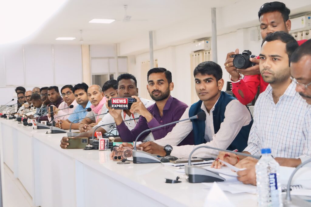 शक्ति कलेक्टर ने ली लोकसभा निर्वाचन को लेकर राजनैतिक दलों एवं मीडिया की बैठक, चुनाव को लेकर आचार संहिता की दी जानकारी, कलेक्टर टोपनो ने कहा- लोकसभा के चुनाव को शांतिपूर्ण ढंग से संपन्न करना हम सबकी जिम्मेदारी, आदर्श आचार संहिता का सभी करें पालन, 95 लाख की होंगी प्रत्याशी की अधिकतम खर्च सीमा, 12500 हजार रुपए में मिलेगा प्रत्याशियों को फॉर्म, आचार संहिता के उल्लंघन की शिकायत ऑडियो क्लिप से भी कर सकेंगे नागरिक, नामांकन दाखिला होगा जिला कलेक्ट्रेट कार्यालय जांजगीर में शक्ति कलेक्टर ने ली लोकसभा निर्वाचन को लेकर राजनैतिक दलों एवं मीडिया की बैठक, चुनाव को लेकर आचार संहिता की दी जानकारी, कलेक्टर टोपनो ने कहा- लोकसभा के चुनाव को शांतिपूर्ण ढंग से संपन्न करना हम सबकी जिम्मेदारी, आदर्श आचार संहिता का सभी करें पालन, 95 लाख की होंगी प्रत्याशी की अधिकतम खर्च सीमा, 12500 हजार रुपए में मिलेगा प्रत्याशियों को फॉर्म, आचार संहिता के उल्लंघन की शिकायत ऑडियो क्लिप से भी कर सकेंगे नागरिक, नामांकन दाखिला होगा जिला कलेक्ट्रेट कार्यालय जांजगीर में kshititech