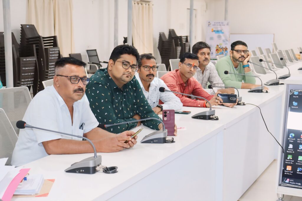 शक्ति कलेक्टर ने ली लोकसभा निर्वाचन को लेकर राजनैतिक दलों एवं मीडिया की बैठक, चुनाव को लेकर आचार संहिता की दी जानकारी, कलेक्टर टोपनो ने कहा- लोकसभा के चुनाव को शांतिपूर्ण ढंग से संपन्न करना हम सबकी जिम्मेदारी, आदर्श आचार संहिता का सभी करें पालन, 95 लाख की होंगी प्रत्याशी की अधिकतम खर्च सीमा, 12500 हजार रुपए में मिलेगा प्रत्याशियों को फॉर्म, आचार संहिता के उल्लंघन की शिकायत ऑडियो क्लिप से भी कर सकेंगे नागरिक, नामांकन दाखिला होगा जिला कलेक्ट्रेट कार्यालय जांजगीर में शक्ति कलेक्टर ने ली लोकसभा निर्वाचन को लेकर राजनैतिक दलों एवं मीडिया की बैठक, चुनाव को लेकर आचार संहिता की दी जानकारी, कलेक्टर टोपनो ने कहा- लोकसभा के चुनाव को शांतिपूर्ण ढंग से संपन्न करना हम सबकी जिम्मेदारी, आदर्श आचार संहिता का सभी करें पालन, 95 लाख की होंगी प्रत्याशी की अधिकतम खर्च सीमा, 12500 हजार रुपए में मिलेगा प्रत्याशियों को फॉर्म, आचार संहिता के उल्लंघन की शिकायत ऑडियो क्लिप से भी कर सकेंगे नागरिक, नामांकन दाखिला होगा जिला कलेक्ट्रेट कार्यालय जांजगीर में kshititech