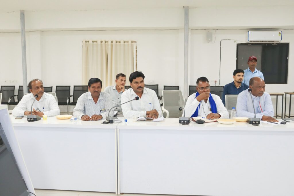 शक्ति कलेक्टर ने ली लोकसभा निर्वाचन को लेकर राजनैतिक दलों एवं मीडिया की बैठक, चुनाव को लेकर आचार संहिता की दी जानकारी, कलेक्टर टोपनो ने कहा- लोकसभा के चुनाव को शांतिपूर्ण ढंग से संपन्न करना हम सबकी जिम्मेदारी, आदर्श आचार संहिता का सभी करें पालन, 95 लाख की होंगी प्रत्याशी की अधिकतम खर्च सीमा, 12500 हजार रुपए में मिलेगा प्रत्याशियों को फॉर्म, आचार संहिता के उल्लंघन की शिकायत ऑडियो क्लिप से भी कर सकेंगे नागरिक, नामांकन दाखिला होगा जिला कलेक्ट्रेट कार्यालय जांजगीर में शक्ति कलेक्टर ने ली लोकसभा निर्वाचन को लेकर राजनैतिक दलों एवं मीडिया की बैठक, चुनाव को लेकर आचार संहिता की दी जानकारी, कलेक्टर टोपनो ने कहा- लोकसभा के चुनाव को शांतिपूर्ण ढंग से संपन्न करना हम सबकी जिम्मेदारी, आदर्श आचार संहिता का सभी करें पालन, 95 लाख की होंगी प्रत्याशी की अधिकतम खर्च सीमा, 12500 हजार रुपए में मिलेगा प्रत्याशियों को फॉर्म, आचार संहिता के उल्लंघन की शिकायत ऑडियो क्लिप से भी कर सकेंगे नागरिक, नामांकन दाखिला होगा जिला कलेक्ट्रेट कार्यालय जांजगीर में kshititech