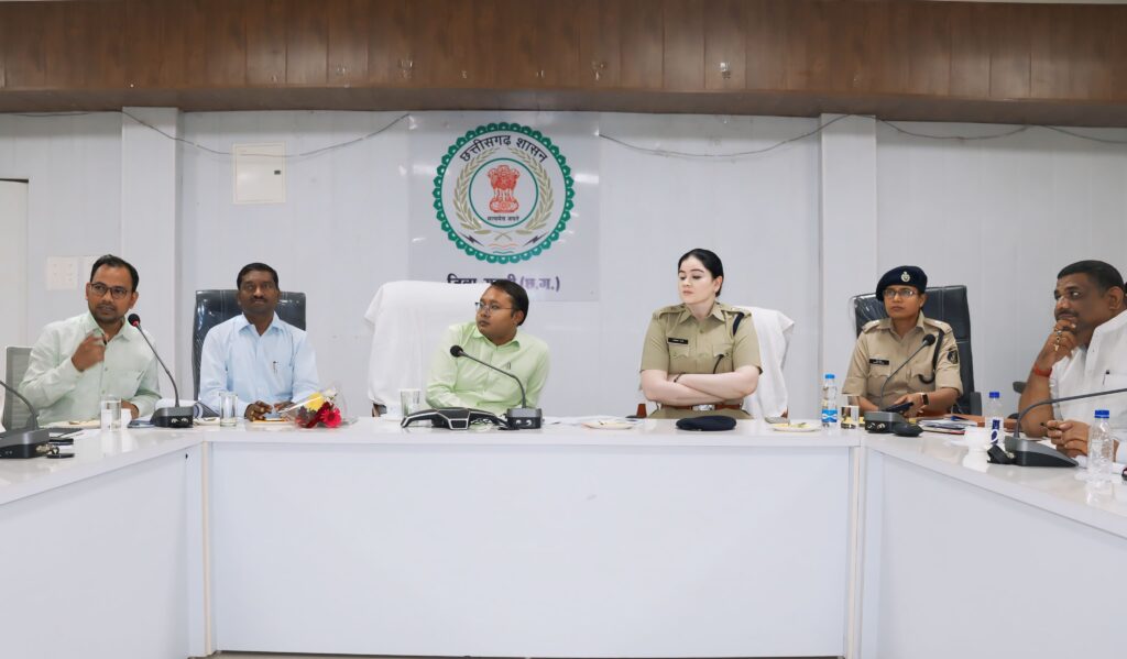 शक्ति कलेक्टर ने ली लोकसभा निर्वाचन को लेकर राजनैतिक दलों एवं मीडिया की बैठक, चुनाव को लेकर आचार संहिता की दी जानकारी, कलेक्टर टोपनो ने कहा- लोकसभा के चुनाव को शांतिपूर्ण ढंग से संपन्न करना हम सबकी जिम्मेदारी, आदर्श आचार संहिता का सभी करें पालन, 95 लाख की होंगी प्रत्याशी की अधिकतम खर्च सीमा, 12500 हजार रुपए में मिलेगा प्रत्याशियों को फॉर्म, आचार संहिता के उल्लंघन की शिकायत ऑडियो क्लिप से भी कर सकेंगे नागरिक, नामांकन दाखिला होगा जिला कलेक्ट्रेट कार्यालय जांजगीर में शक्ति कलेक्टर ने ली लोकसभा निर्वाचन को लेकर राजनैतिक दलों एवं मीडिया की बैठक, चुनाव को लेकर आचार संहिता की दी जानकारी, कलेक्टर टोपनो ने कहा- लोकसभा के चुनाव को शांतिपूर्ण ढंग से संपन्न करना हम सबकी जिम्मेदारी, आदर्श आचार संहिता का सभी करें पालन, 95 लाख की होंगी प्रत्याशी की अधिकतम खर्च सीमा, 12500 हजार रुपए में मिलेगा प्रत्याशियों को फॉर्म, आचार संहिता के उल्लंघन की शिकायत ऑडियो क्लिप से भी कर सकेंगे नागरिक, नामांकन दाखिला होगा जिला कलेक्ट्रेट कार्यालय जांजगीर में kshititech
