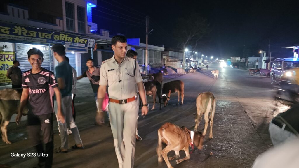 गौ वंश की रक्षा में पुलिस भी अग्रणी- सक्ति जिले के पुलिस यातायात प्रभारी महतो कर रहे गौ सेवा समिति के सदस्यों को यातायात मित्र बनकर गौवंश की दुर्घटनाओं में कमी लाने के प्रयास, गौ माताओ को रेडियम पट्टी लगाने के कार्य में हो रही सकारात्मक पहल गौ वंश की रक्षा में पुलिस भी अग्रणी- सक्ति जिले के पुलिस यातायात प्रभारी महतो कर रहे गौ सेवा समिति के सदस्यों को यातायात मित्र बनकर गौवंश की दुर्घटनाओं में कमी लाने के प्रयास, गौ माताओ को रेडियम पट्टी लगाने के कार्य में हो रही सकारात्मक पहल kshititech